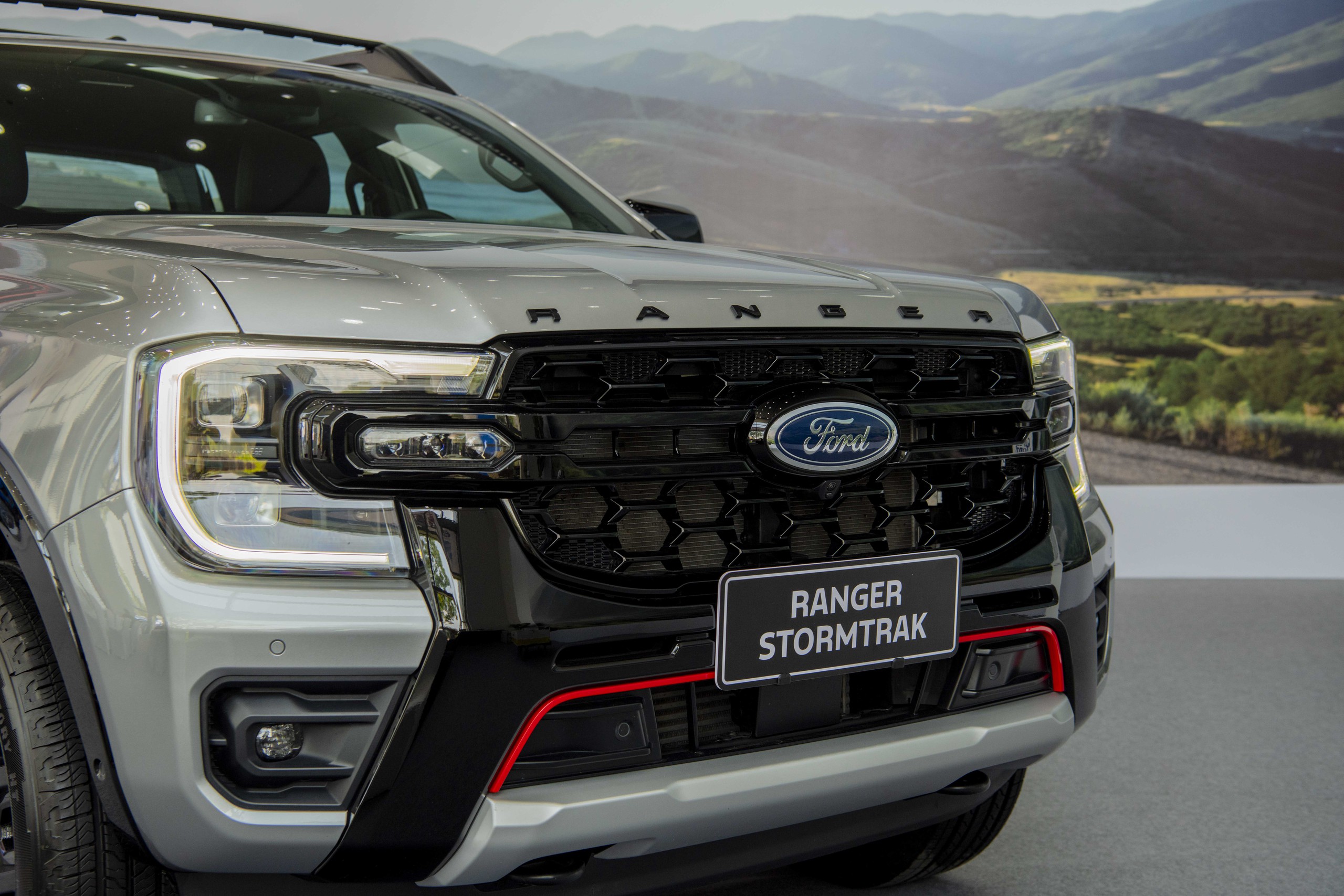 Công bố giá Ford Everest Platinum và Ranger Stormtrak: Từ 1,039 tỷ đồng, thiết kế mới cho khách hàng Việt- Ảnh 8.