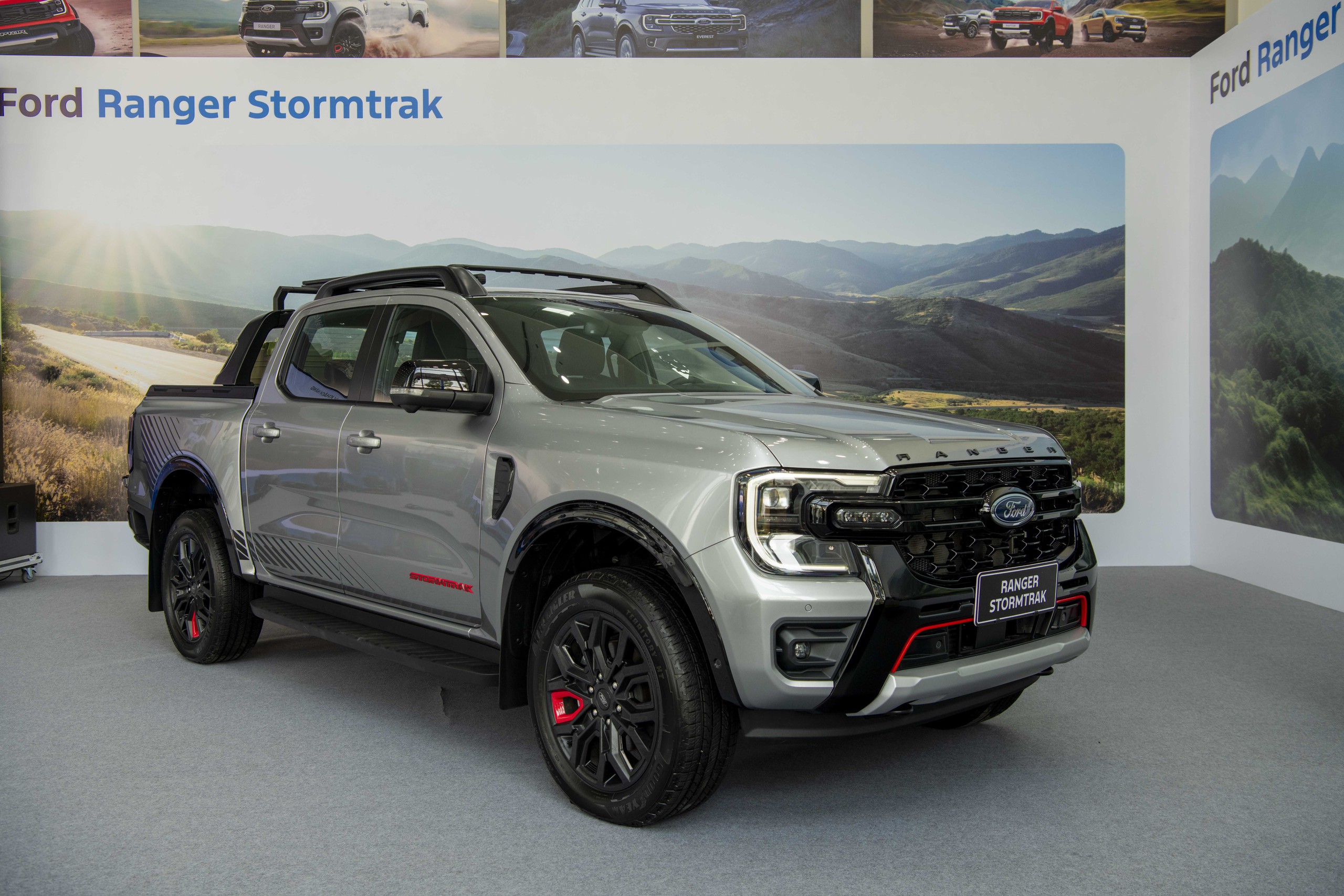 Công bố giá Ford Everest Platinum và Ranger Stormtrak: Từ 1,039 tỷ đồng, thiết kế mới cho khách hàng Việt- Ảnh 7.