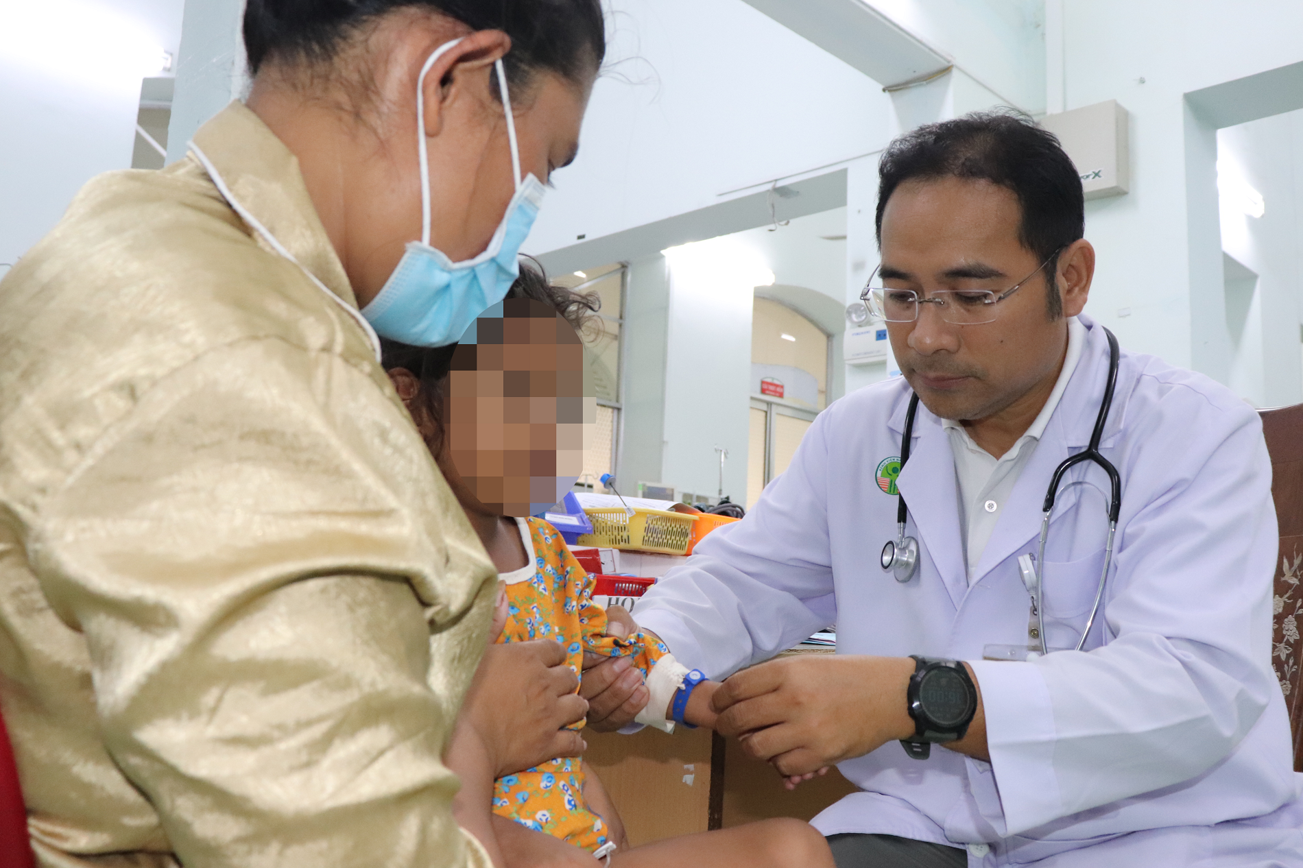 Cứu sống bé gái người Campuchia nguy kịch vì sốt xuất huyết- Ảnh 1.