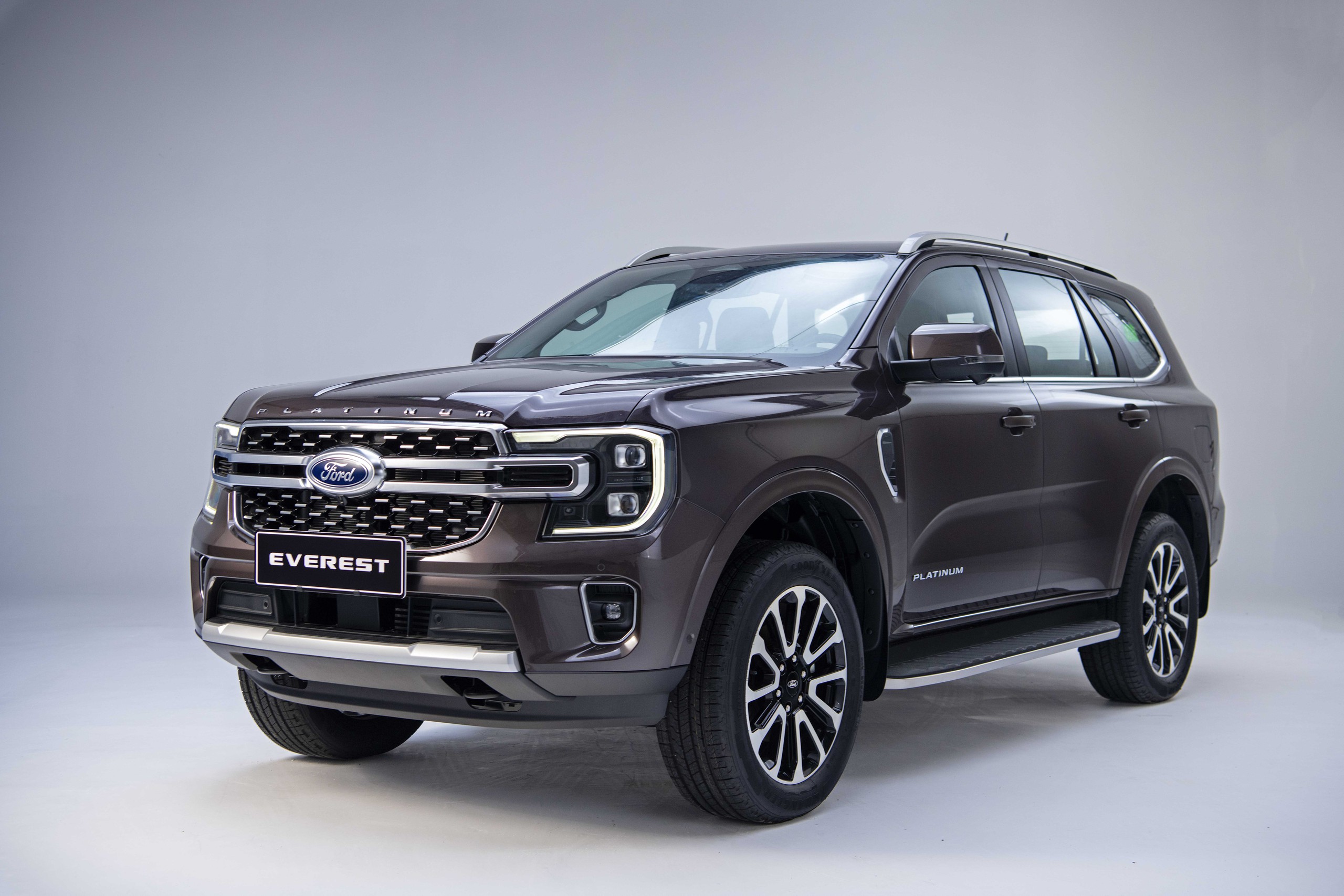 Công bố giá Ford Everest Platinum và Ranger Stormtrak: Từ 1,039 tỷ đồng, thiết kế mới cho khách hàng Việt