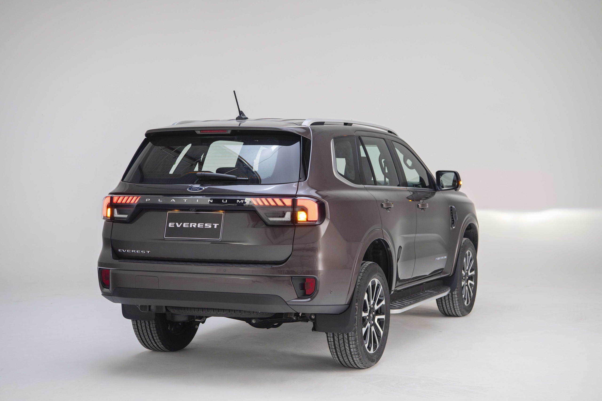 Công bố giá Ford Everest Platinum và Ranger Stormtrak: Từ 1,039 tỷ đồng, thiết kế mới cho khách hàng Việt- Ảnh 5.