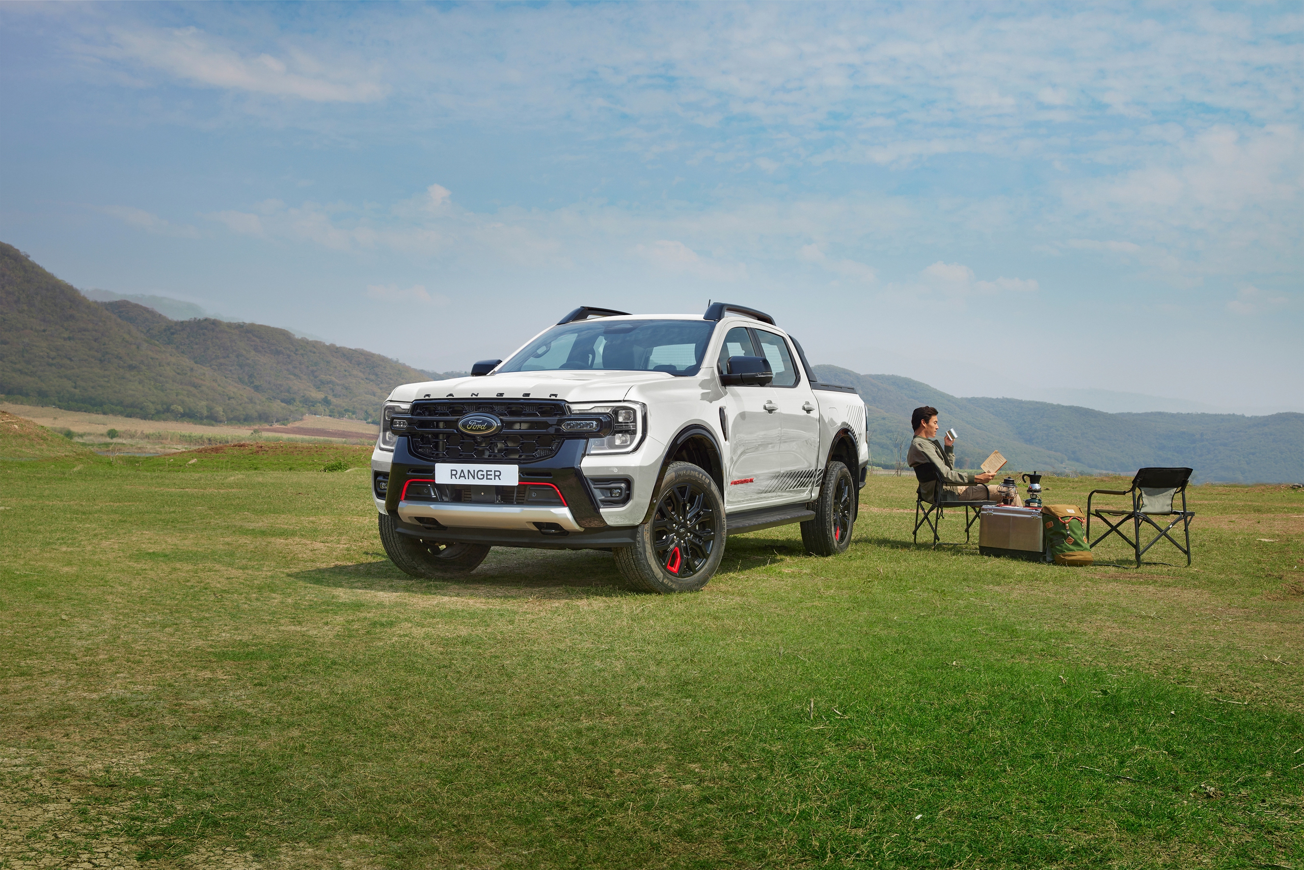 Công bố giá Ford Everest Platinum và Ranger Stormtrak: Từ 1,039 tỷ đồng, thiết kế mới cho khách hàng Việt- Ảnh 9.