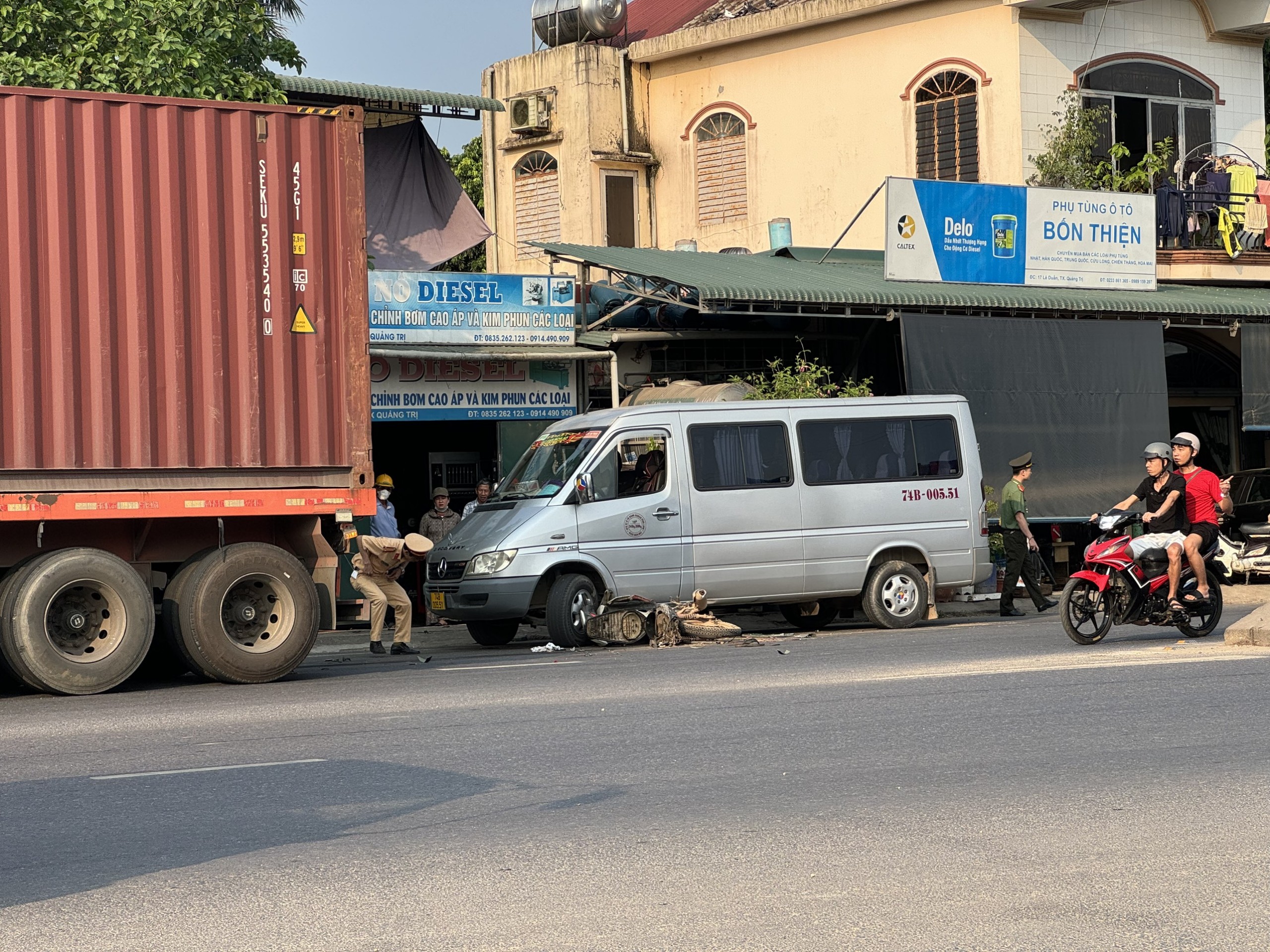 Tai nạn giữa xe container, ôtô khách và xe máy, 1 thanh niên tử vong- Ảnh 1.