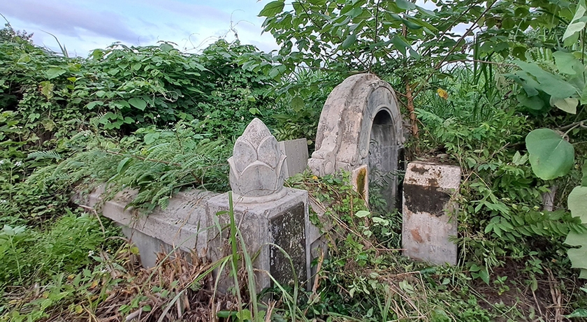 Một ngôi mộ cổ có tấm bia đá khắc chữ Nho ở làng Phú Cần của Gia Lai, người nằm dưới mộ là ai?- Ảnh 2.