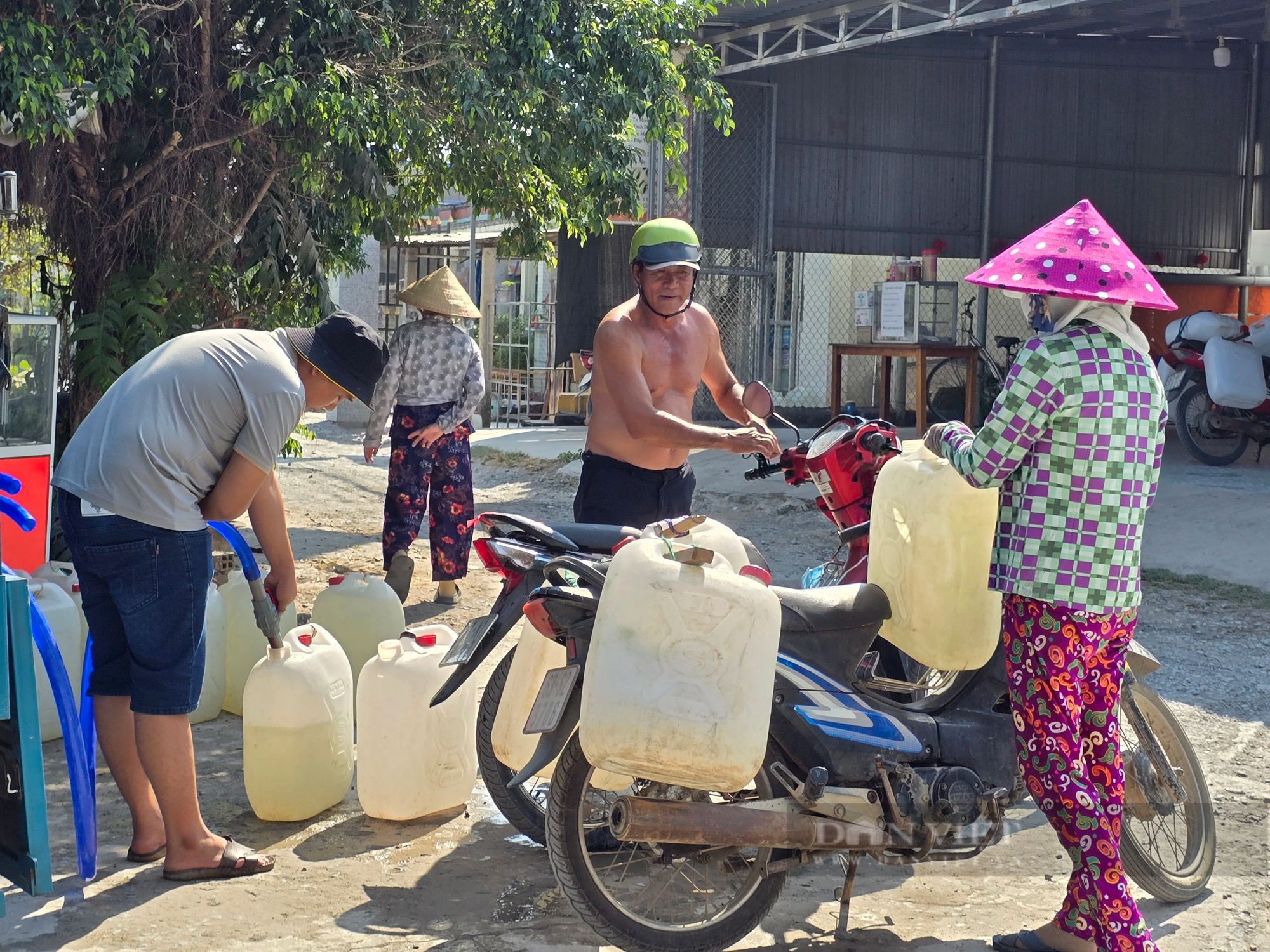 Mùa khô bất ổn ở Đồng bằng sông Cửu Long: Thiếu nước sinh hoạt, một tỉnh công bố tình huống khẩn cấp (Bài 2)- Ảnh 2.