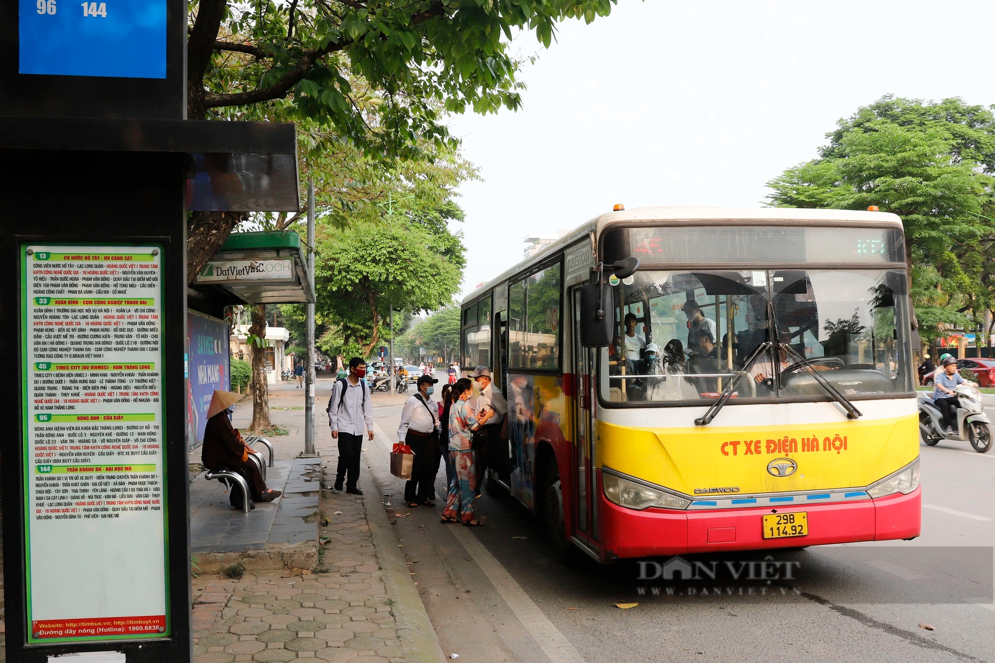 Bi hài cảnh người dân lên xuống tại điểm chờ xe buýt đạt chuẩn Châu Âu ở Hà Nội- Ảnh 1.
