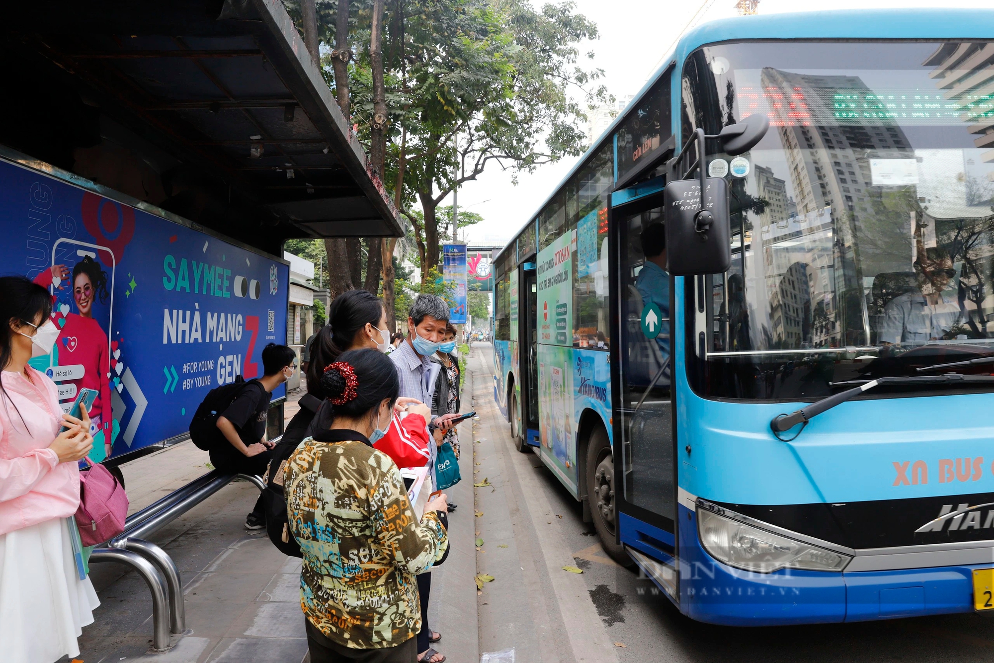 Bi hài cảnh người dân lên xuống tại điểm chờ xe buýt đạt chuẩn Châu Âu ở Hà Nội- Ảnh 8.