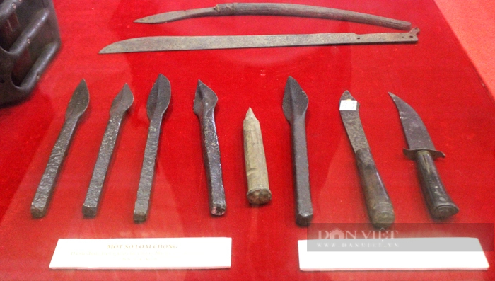 Một số loại chông đã sử dụng trong thời kỳ kháng chiến chống Mỹ trên chiến trường Bắc Tây Ninh; và các loại dao do tự chế tạo ở miền Đông và Tây Nam bộ. Ảnh: Nguyên Vỹ