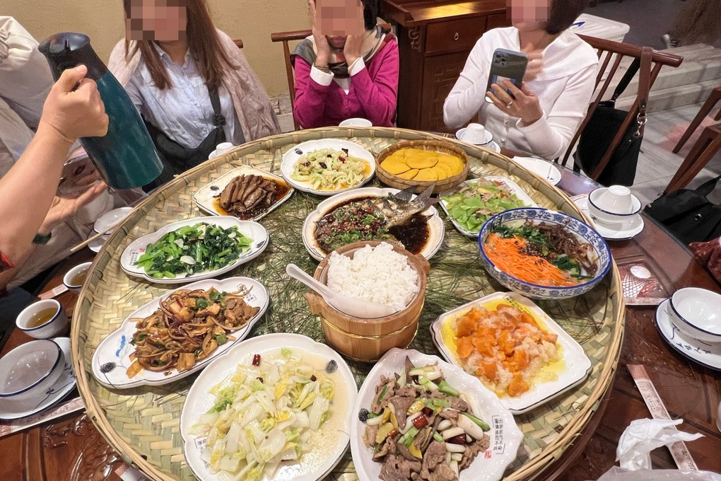Bi hài tour giá rẻ Trung Quốc: Ăn cơm sinh viên, bị "bỏ bom" ở sân bay- Ảnh 2.