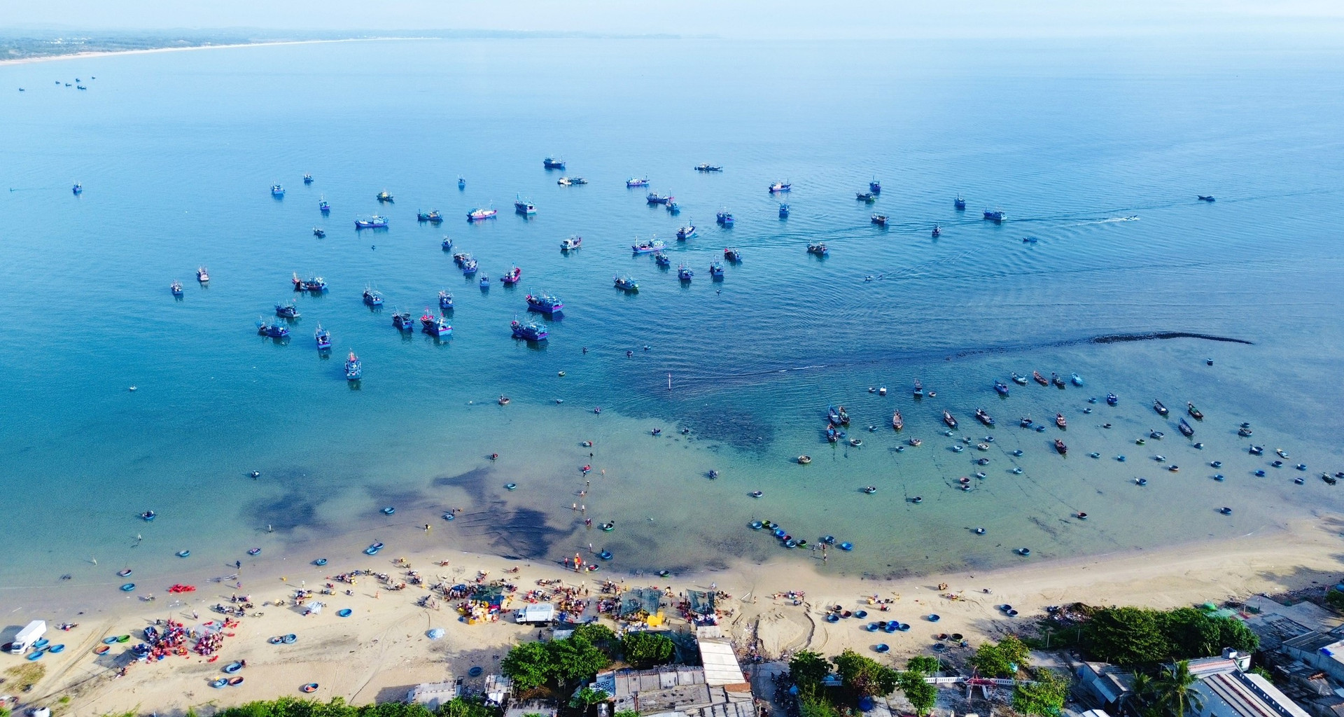 Ở Quảng Ngãi có cái chợ làng biển, hễ mặt trời ló rạng là tấp nập mua bán, cá cơm chất tươi đầy thuyền thúng- Ảnh 1.