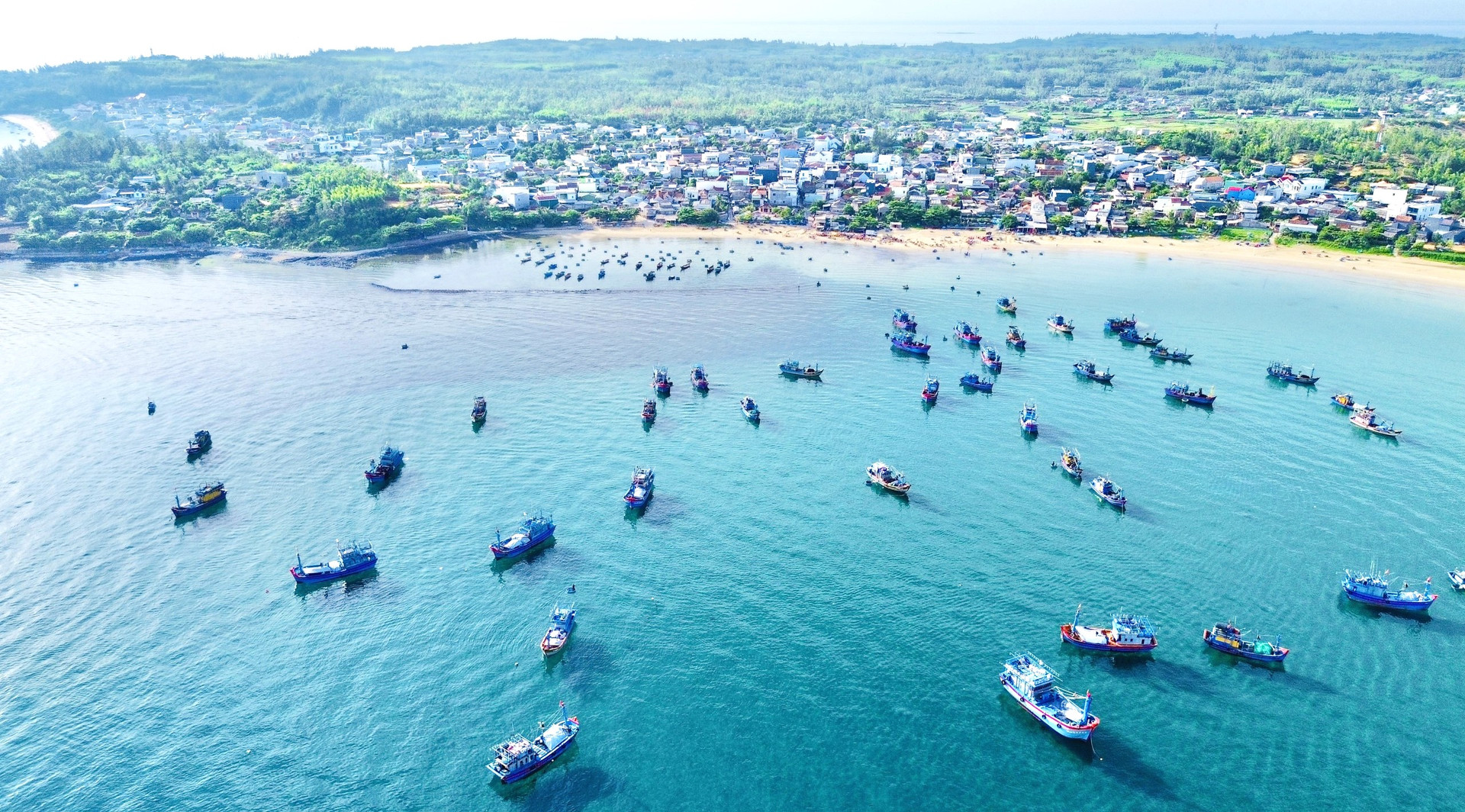 Ở Quảng Ngãi có cái chợ làng biển, hễ mặt trời ló rạng là tấp nập mua bán, cá cơm chất tươi đầy thuyền thúng- Ảnh 9.