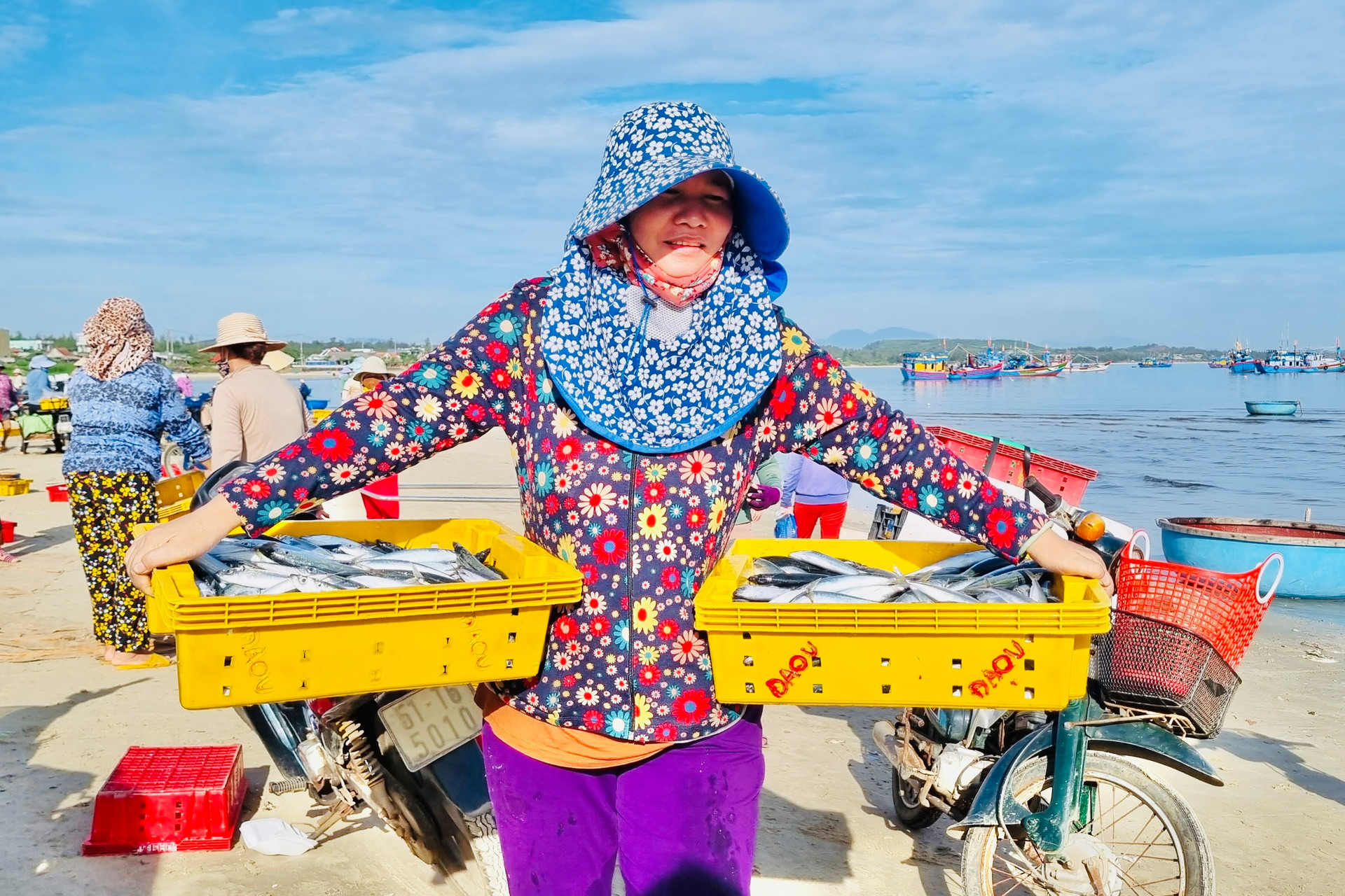 Ở Quảng Ngãi có cái chợ làng biển, hễ mặt trời ló rạng là tấp nập mua bán, cá cơm chất tươi đầy thuyền thúng- Ảnh 8.
