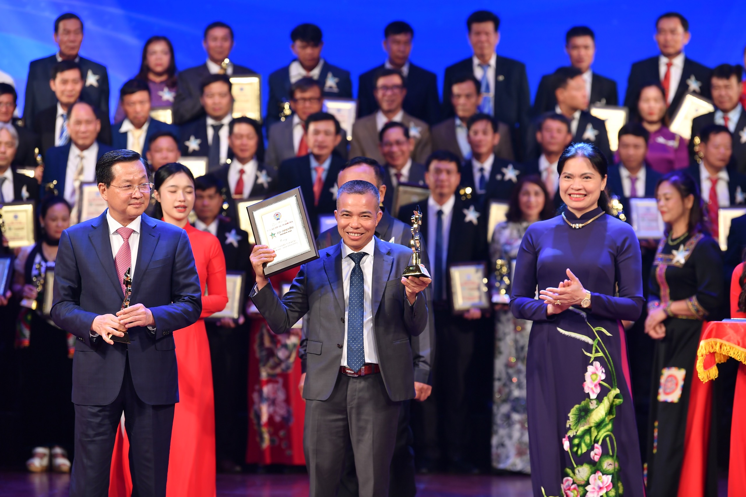 Trao giải "Co-op Star Awards 2024", Phó Thủ tướng Lê Minh Khái đánh giá cao sáng kiến của Liên minh Hợp tác xã- Ảnh 1.