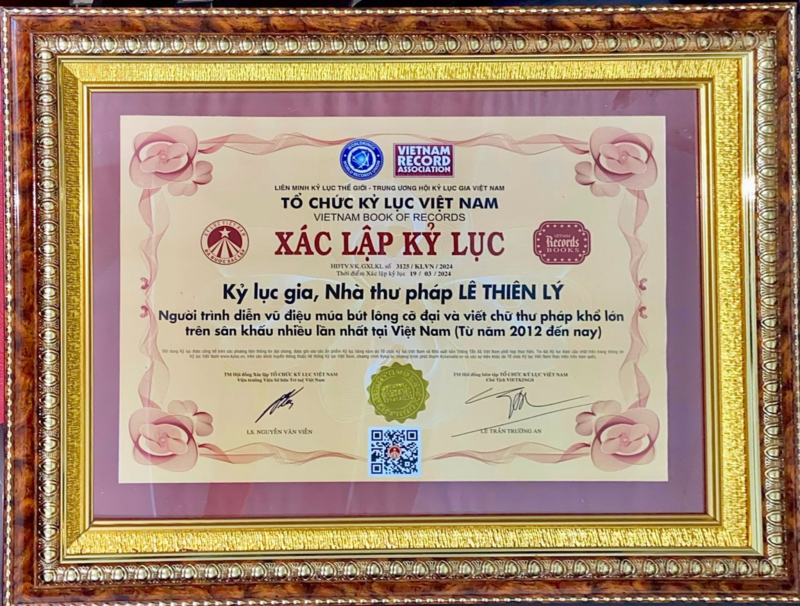 Thư pháp gia 3 lần xác lập kỷ lục Việt Nam với điệu múa bút lông cỡ đại- Ảnh 1.