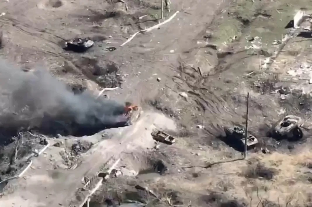 Quân đội Ukraine phục kích, tiêu diệt đoàn xe bọc thép lớn của Nga đang tiến về Chasiv Yar- Ảnh 1.