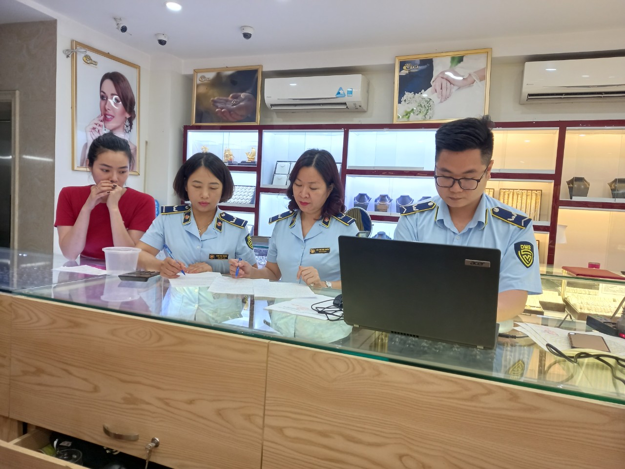 Quảng Ninh xử lý 745 vụ buôn lậu, gian lận thương mại và hàng giả trong quý I/2024- Ảnh 2.