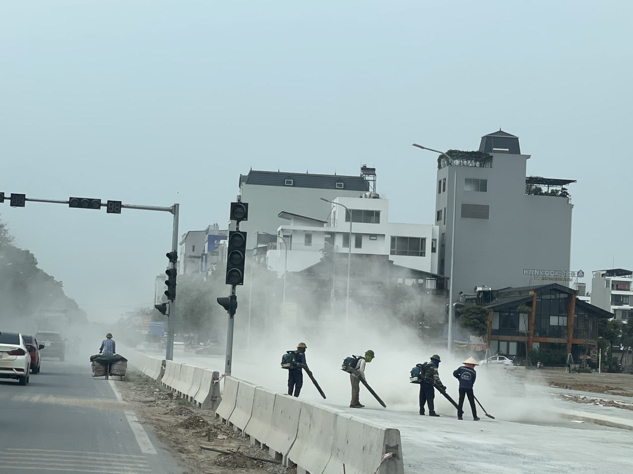 Huyện Đông Anh (Hà Nội): Công nhân thi công đường gom Quốc lộ 3 “thổi bụi” vào người tham gia giao thông- Ảnh 1.