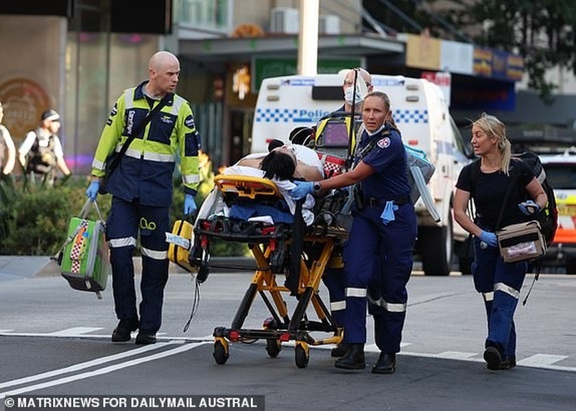 Hiện trường vụ đâm dao kinh hoàng tại trung tâm mua sắm ở Australia khiến 5 người thiệt mạng- Ảnh 1.