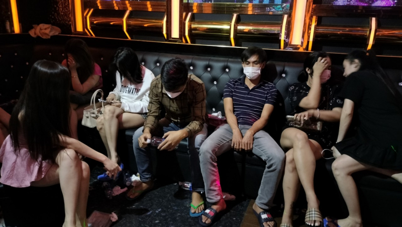 Cảnh sát "đột kích" tụ điểm karaoke trong đêm, phát hiện 21 nam, nữ dương tính với ma túy- Ảnh 1.