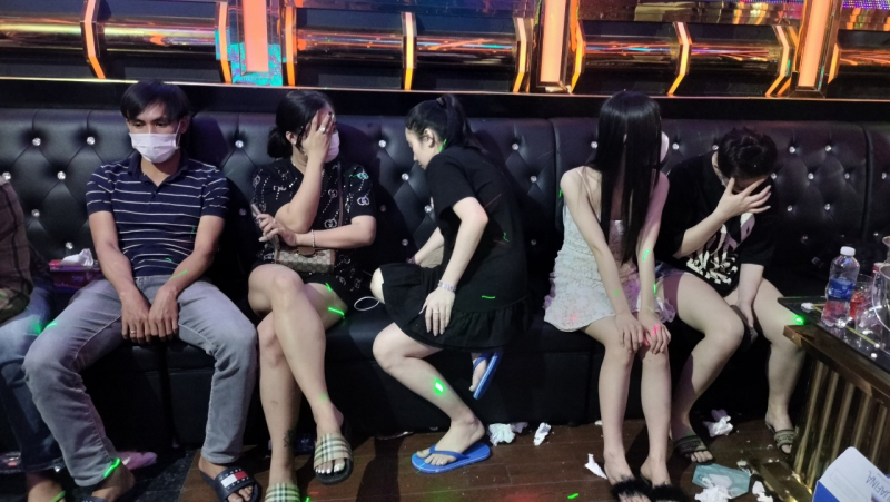 Cảnh sát "đột kích" tụ điểm karaoke trong đêm, phát hiện 21 nam, nữ dương tính với ma túy- Ảnh 2.