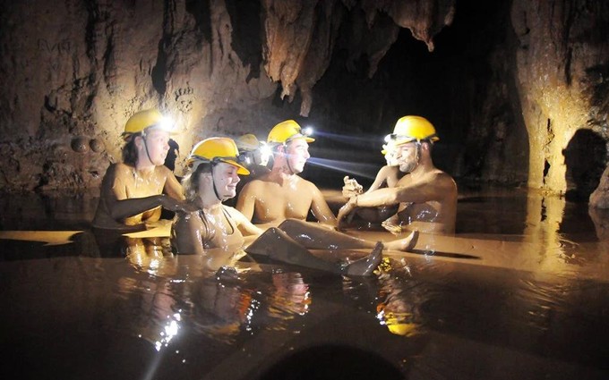 Một cái hang đá ở Quảng Bình có gì hấp dẫn mà người ta tò mò, khách Tây còn đội đèn pin đi vô tắm?