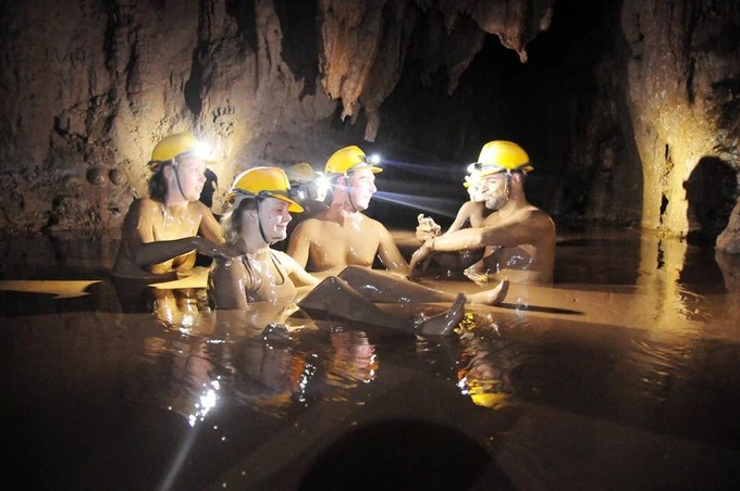 Một cái hang đá ở Quảng Bình có gì hấp dẫn mà người ta tò mò, khách Tây còn đội đèn pin đi vô tắm?- Ảnh 3.