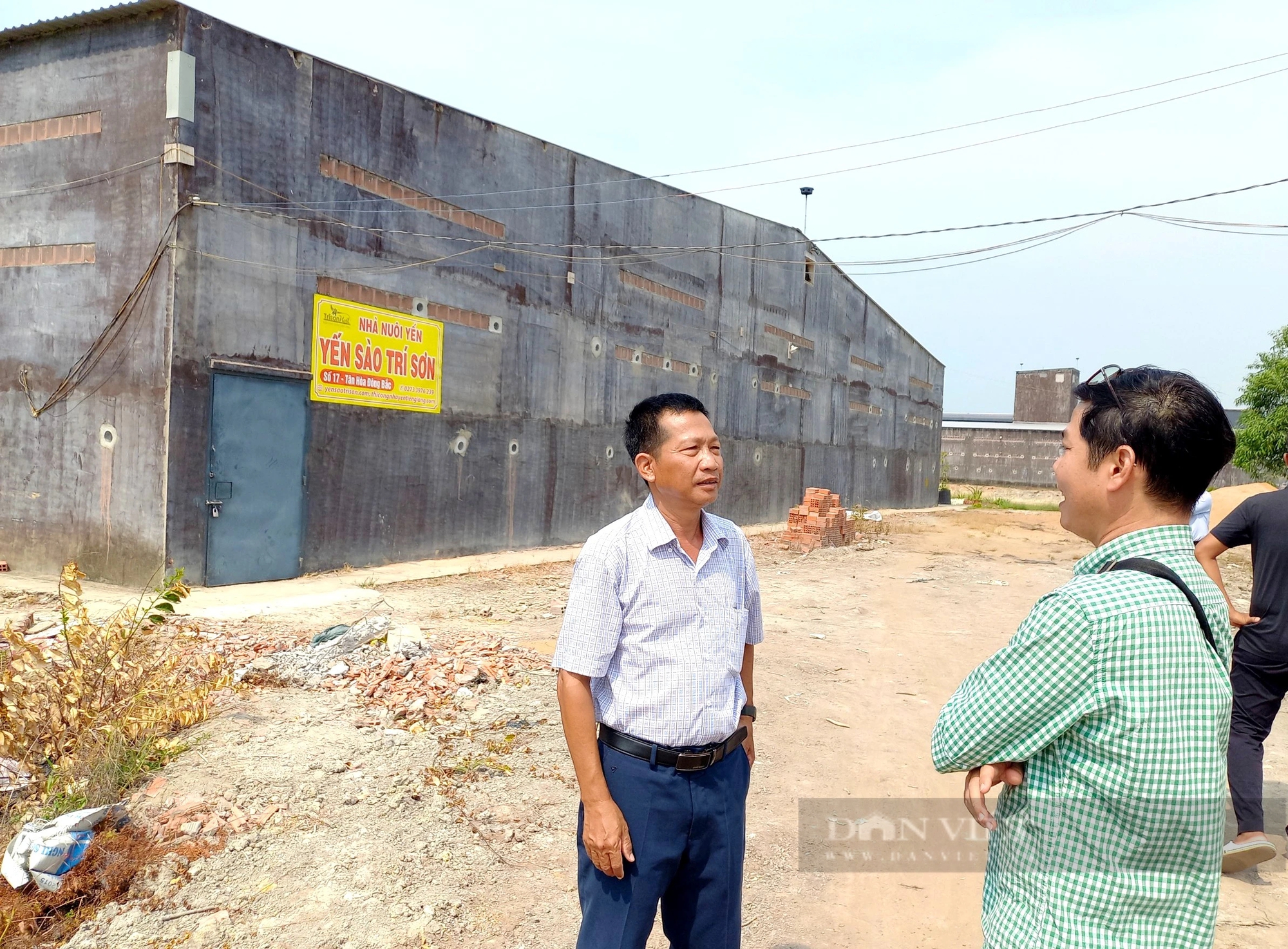 Dẫn dụ thành công đàn chim tiền tỷ về nhà, ông nông dân Tiền Giang tha hồ thu 'thần dược'- Ảnh 1.