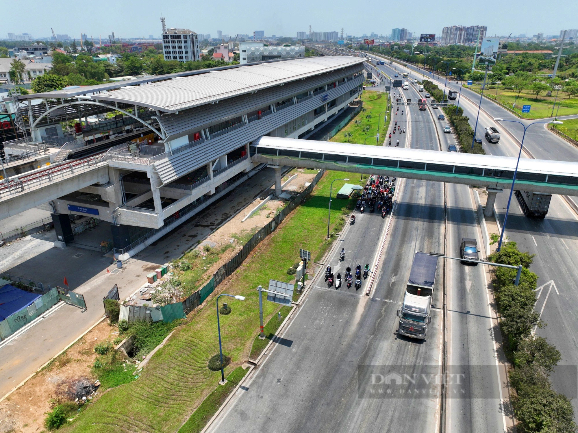 9 cầu đi bộ kết nối ga Metro số 1 TP.HCM trước ngày về đích - Ảnh 10.