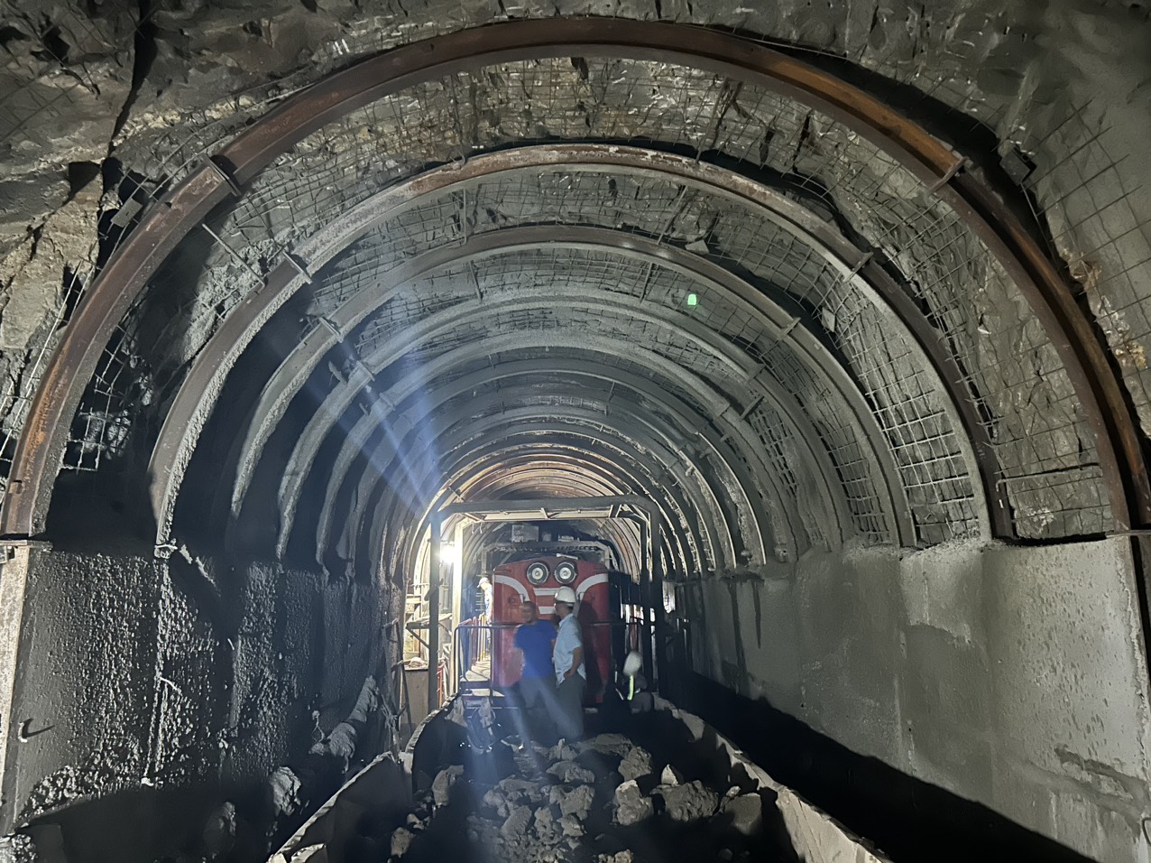 Bộ GTVT lập tổ công tác xử lý sụt lở hầm đường sắt Bắc - Nam - Ảnh 1.