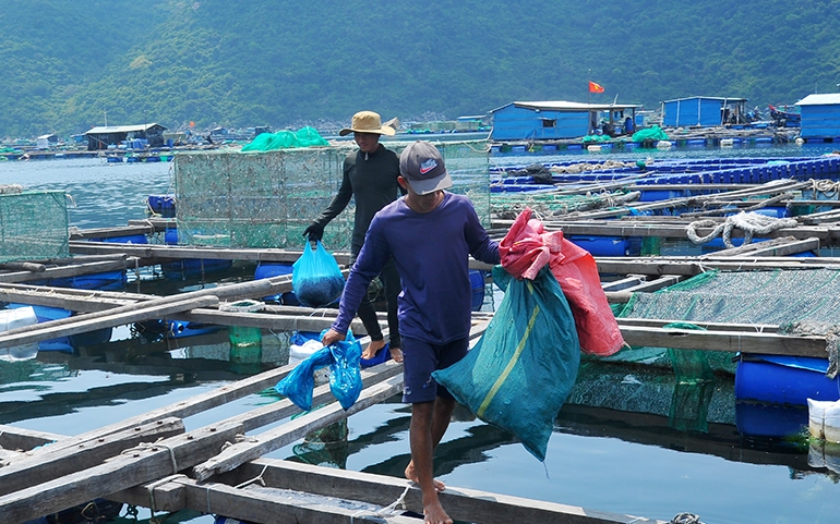 Ở một cái vịnh đẹp trên biển Phú Yên, dân nuôi thủy sản lồng bè đang tự giác nhặt rác thu gom đưa vô bờ