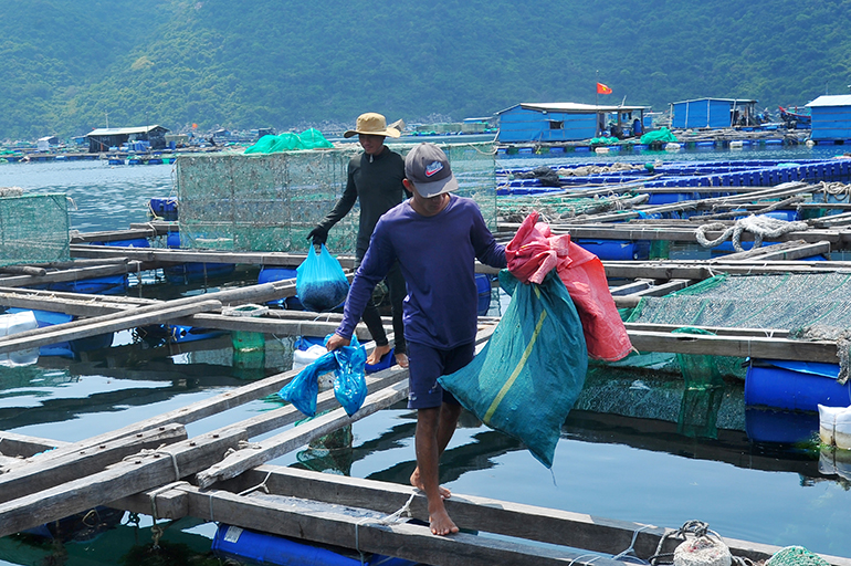 Ở một cái vịnh đẹp trên biển Phú Yên, dân nuôi thủy sản lồng bè đang tự giác nhặt rác thu gom đưa vô bờ- Ảnh 1.