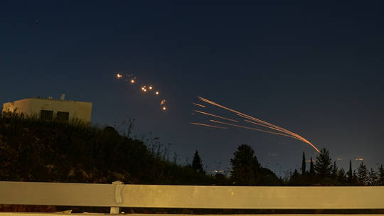 Cập nhật: Quân đội Mỹ bắn hạ hàng chục máy bay không người lái Iran tấn công Israel
- Ảnh 1.