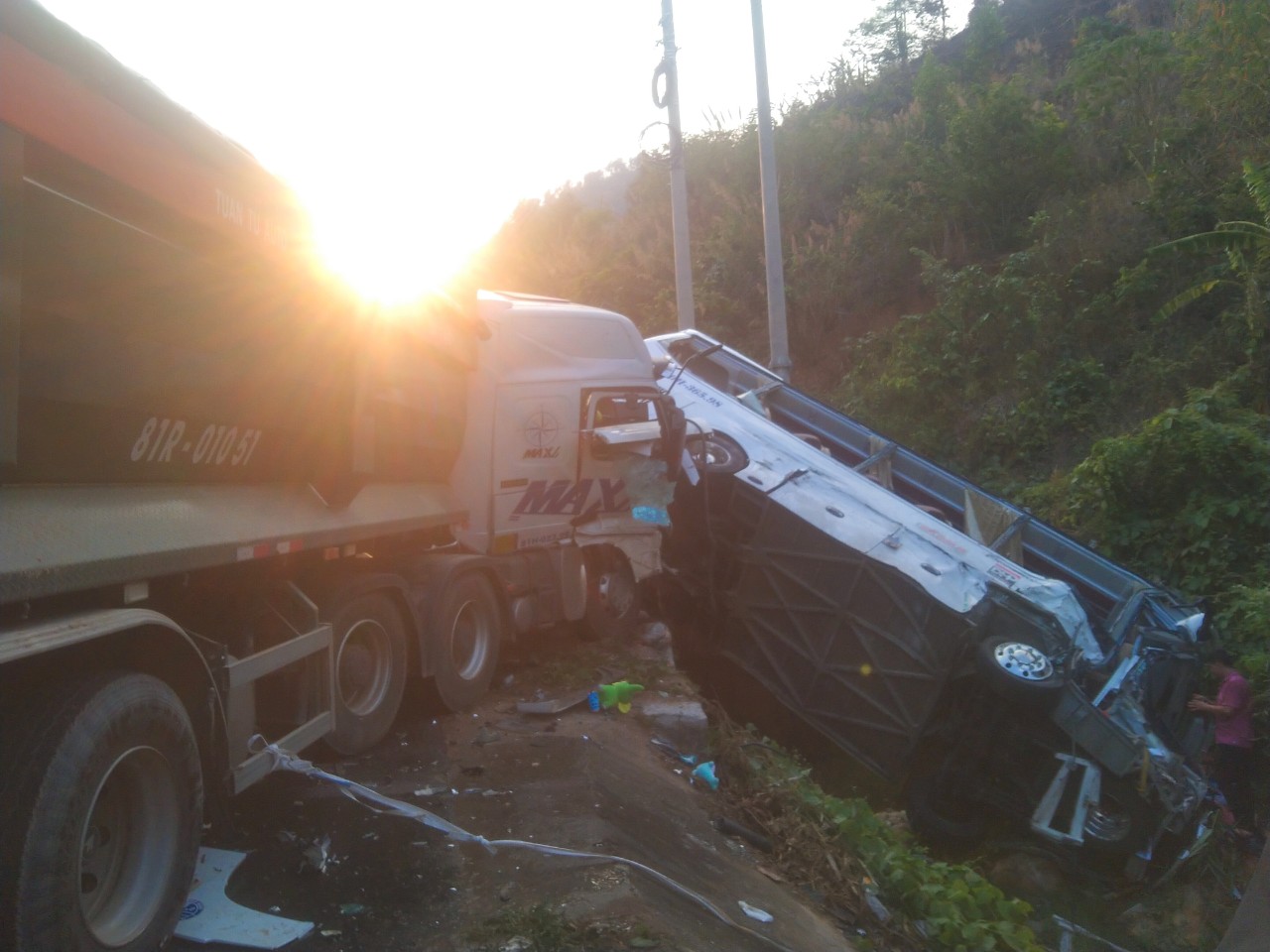 Tai nạn trên Quốc lộ 24 qua Kon Tum: Cặp vợ chồng bác sĩ cứu người bị nạn trên đường đi công tác- Ảnh 3.