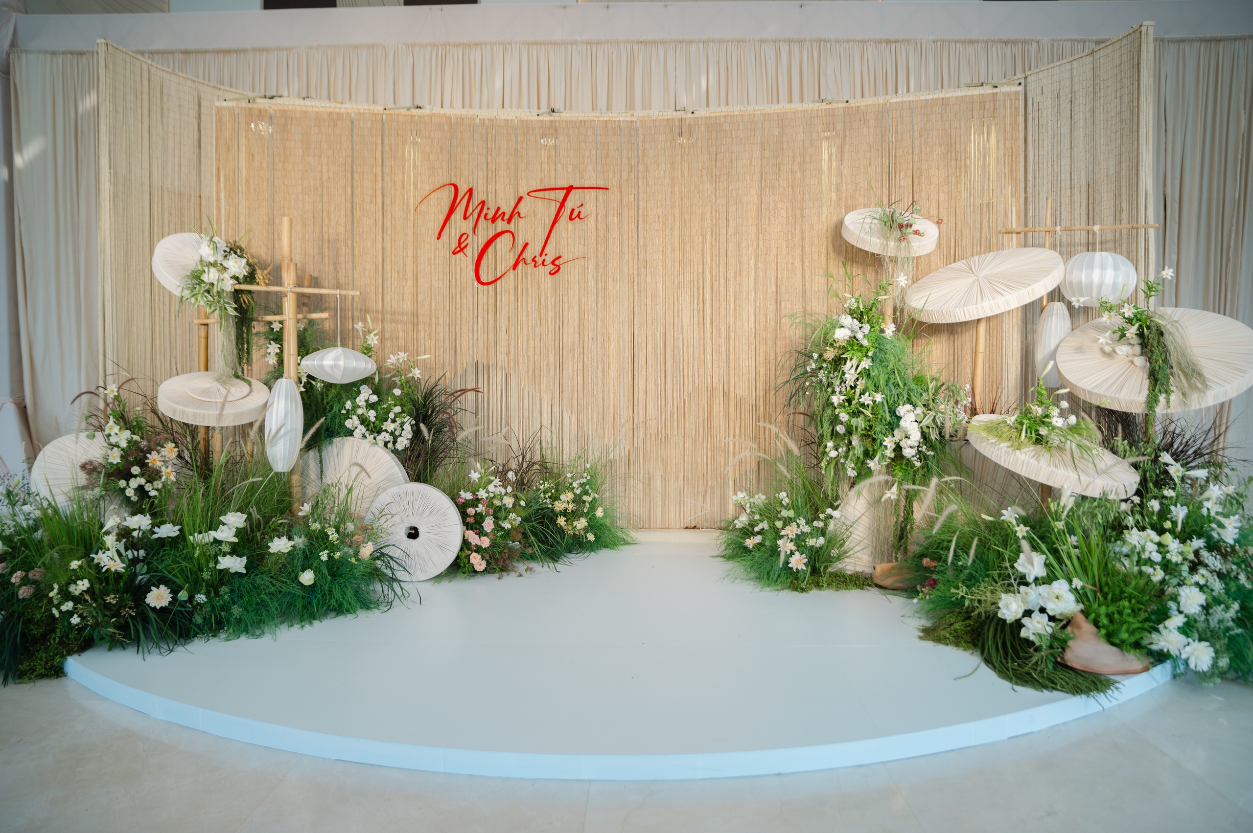 Đám cưới Minh Tú và chồng Tây gây "choáng" với không gian phủ đầy hoa trắng, đậm chất làng quê Việt- Ảnh 7.