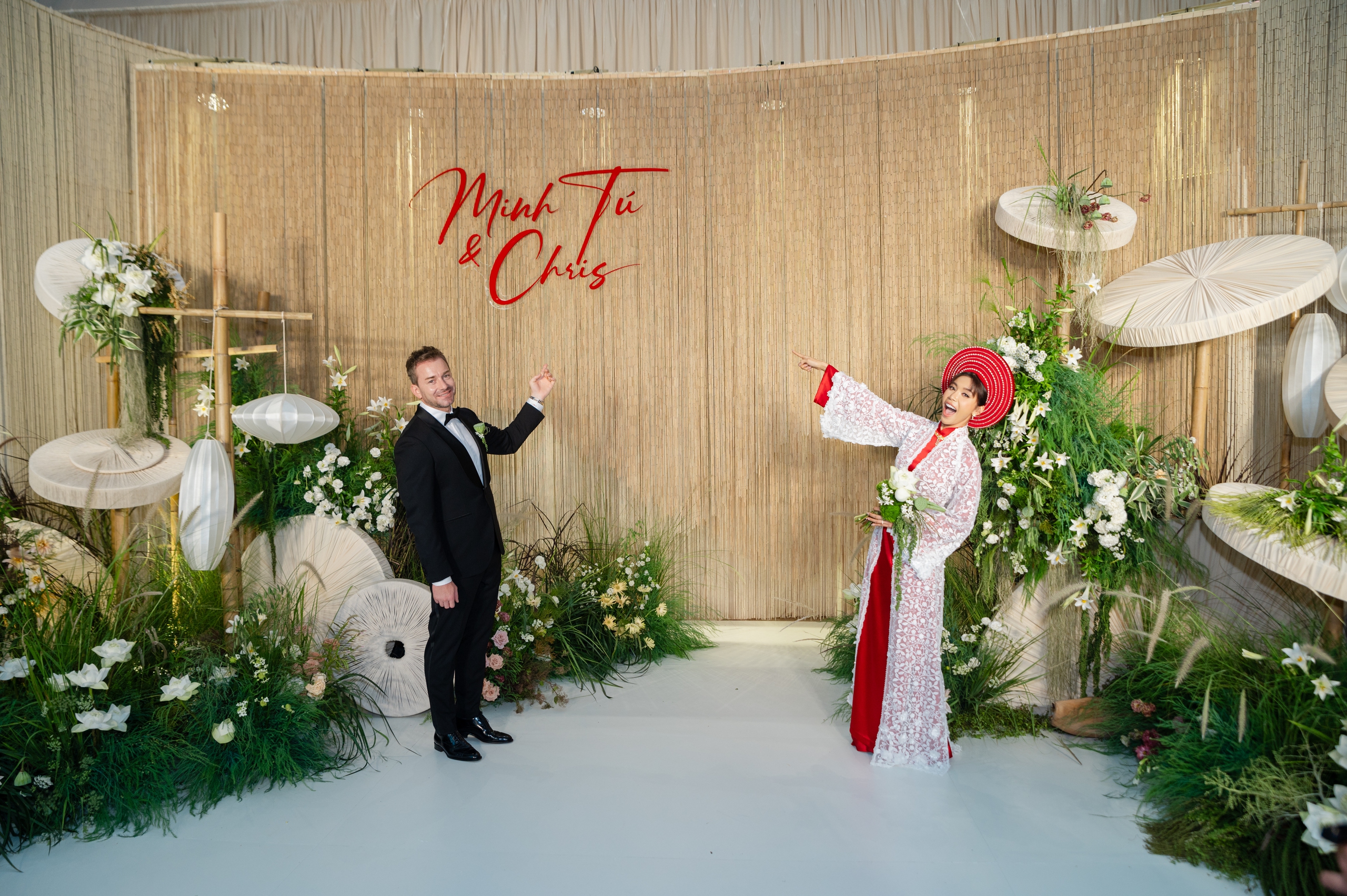 Đám cưới Minh Tú và chồng Tây gây "choáng" với không gian phủ đầy hoa trắng, đậm chất làng quê Việt- Ảnh 2.