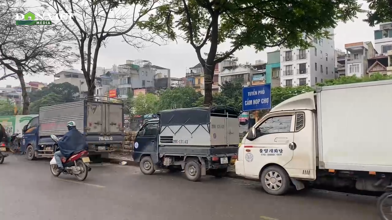 Bất chấp biển cấm, nhiều người lập chợ cóc bán hàng trên vỉa hè Hà Nội- Ảnh 4.