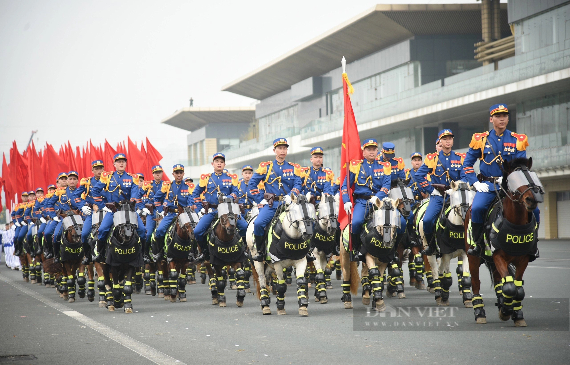 Trang phục mới của lực lượng Kỵ binh cảnh sát cơ động tại lễ diễu binh 50 năm ngày truyền thống- Ảnh 1.