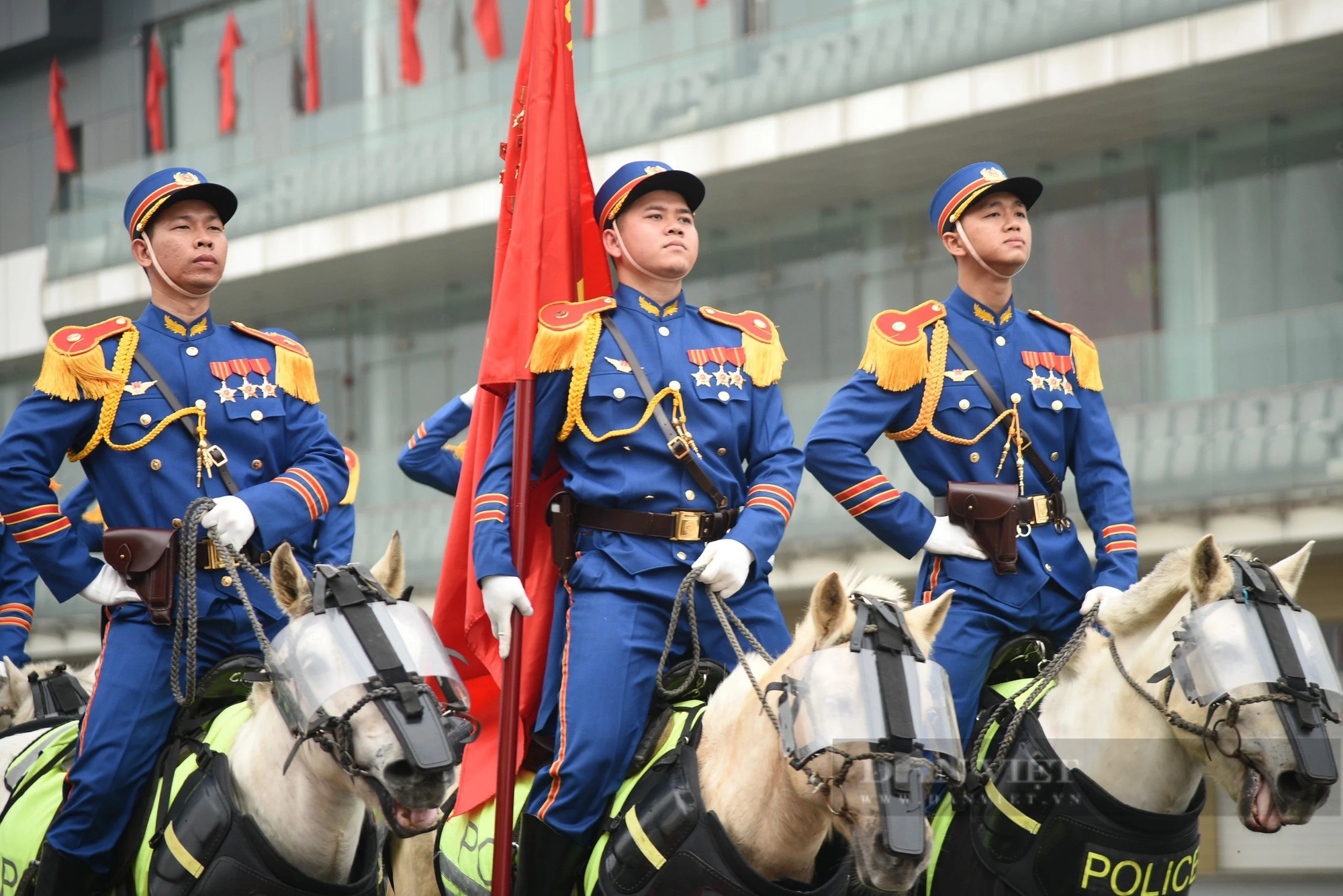 Trang phục mới của lực lượng Kỵ binh cảnh sát cơ động tại lễ diễu binh 50 năm ngày truyền thống- Ảnh 2.