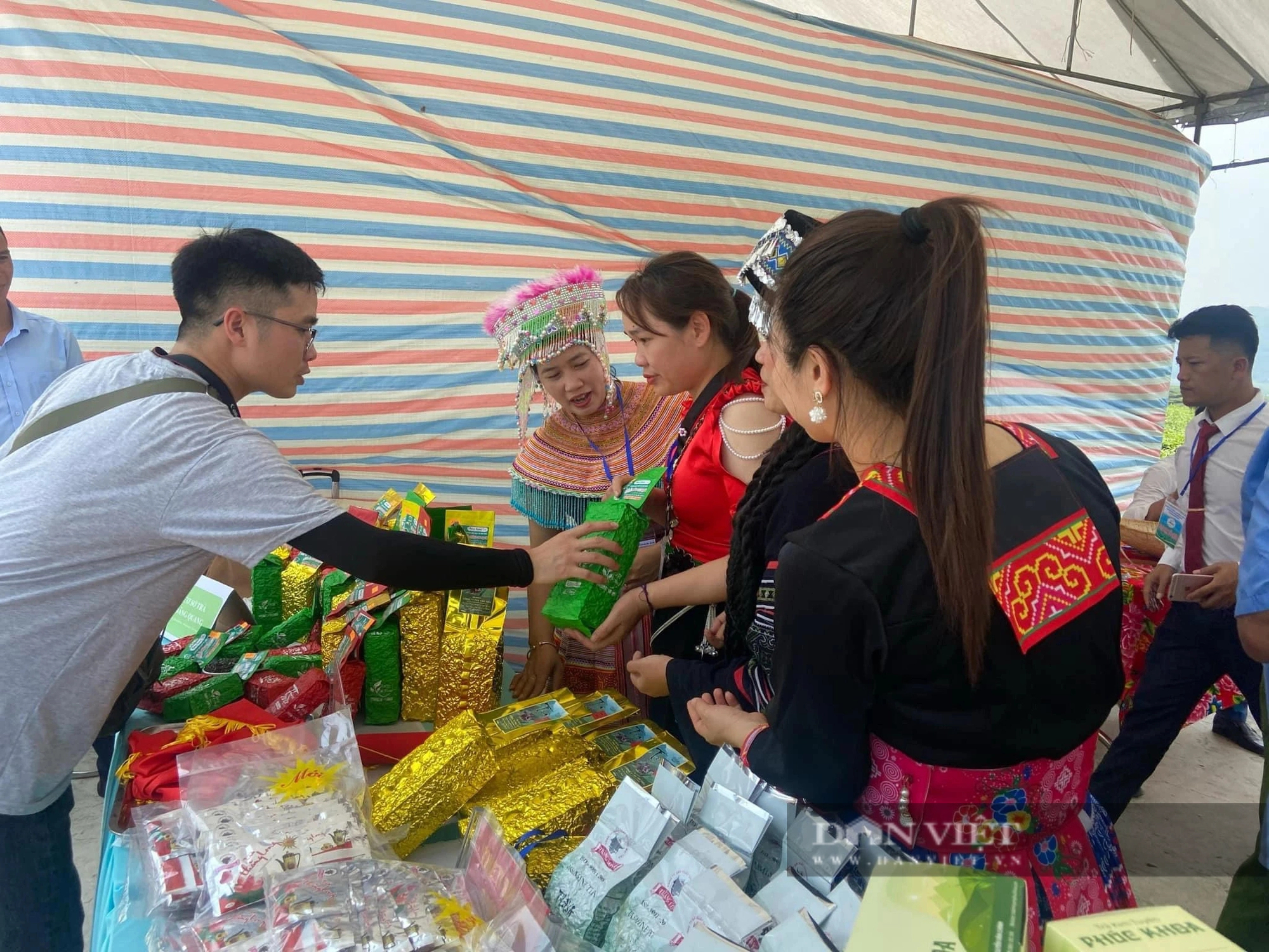Lễ hội trà lần đầu tổ chức ở Lai Châu, đặc sắc màn hái chè, sao chè và thưởng trà- Ảnh 5.
