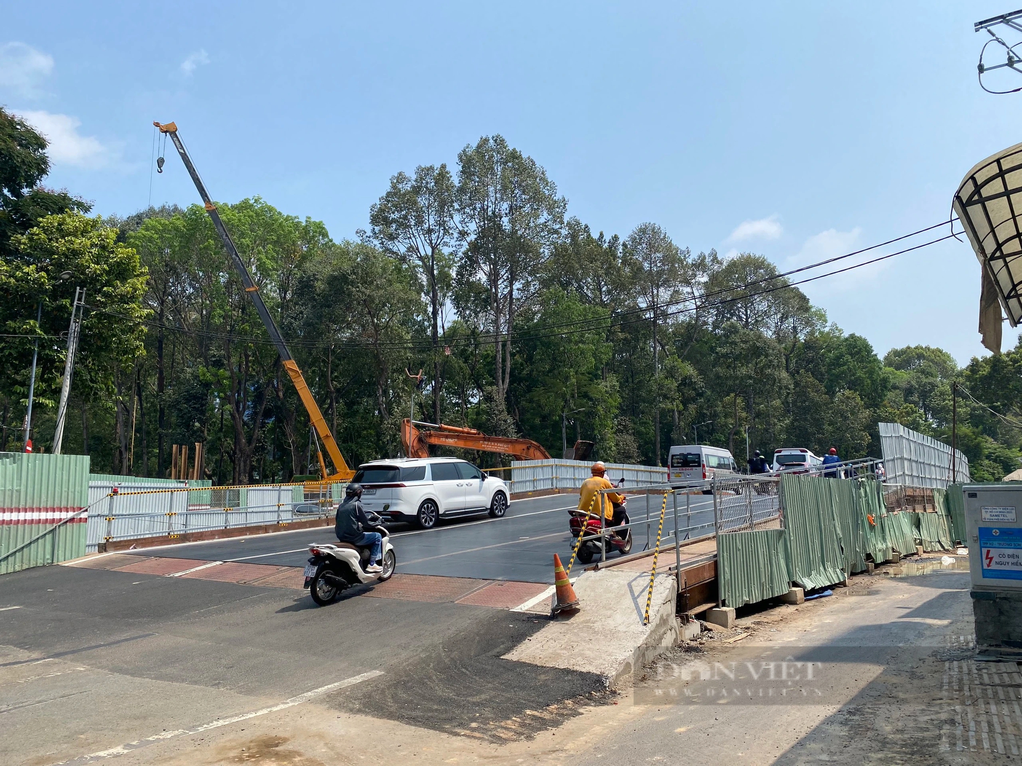Ngày đầu thông xe cầu vượt tạm tại cửa ngõ sân bay Tân Sơn Nhất - Ảnh 1.