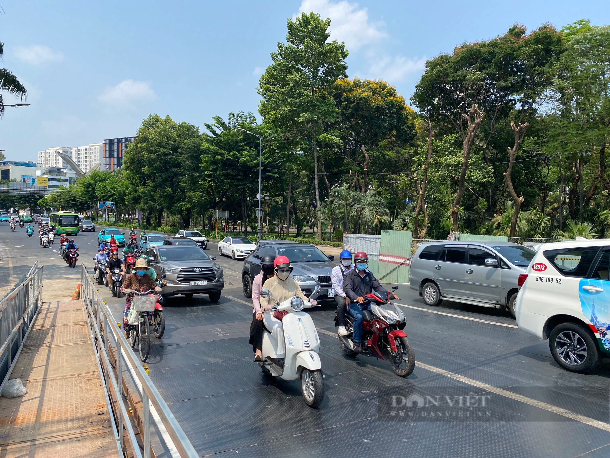 Ngày đầu thông xe cầu vượt tạm tại cửa ngõ sân bay Tân Sơn Nhất - Ảnh 2.