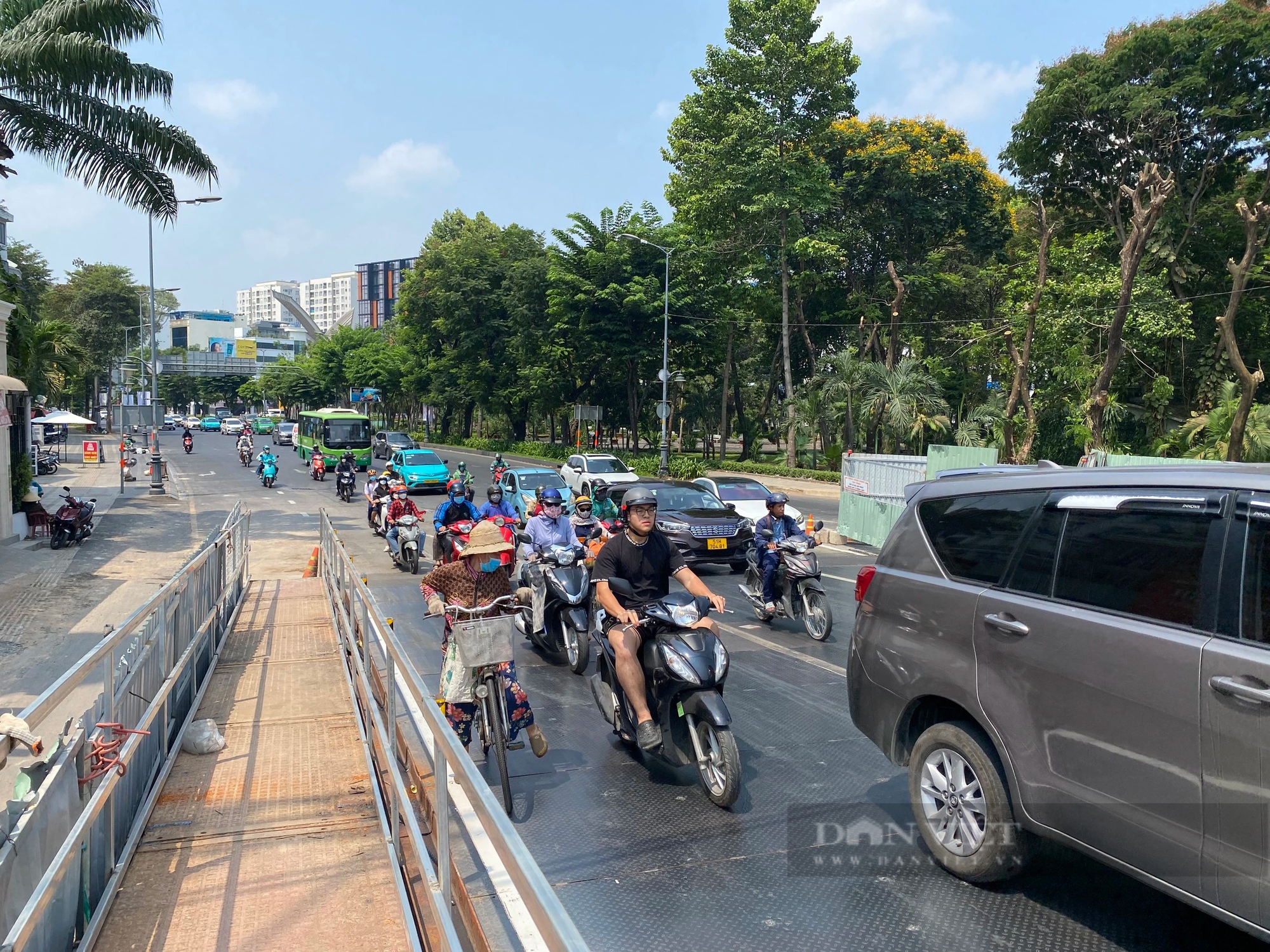 Ngày đầu thông xe cầu vượt tạm tại cửa ngõ sân bay Tân Sơn Nhất - Ảnh 3.