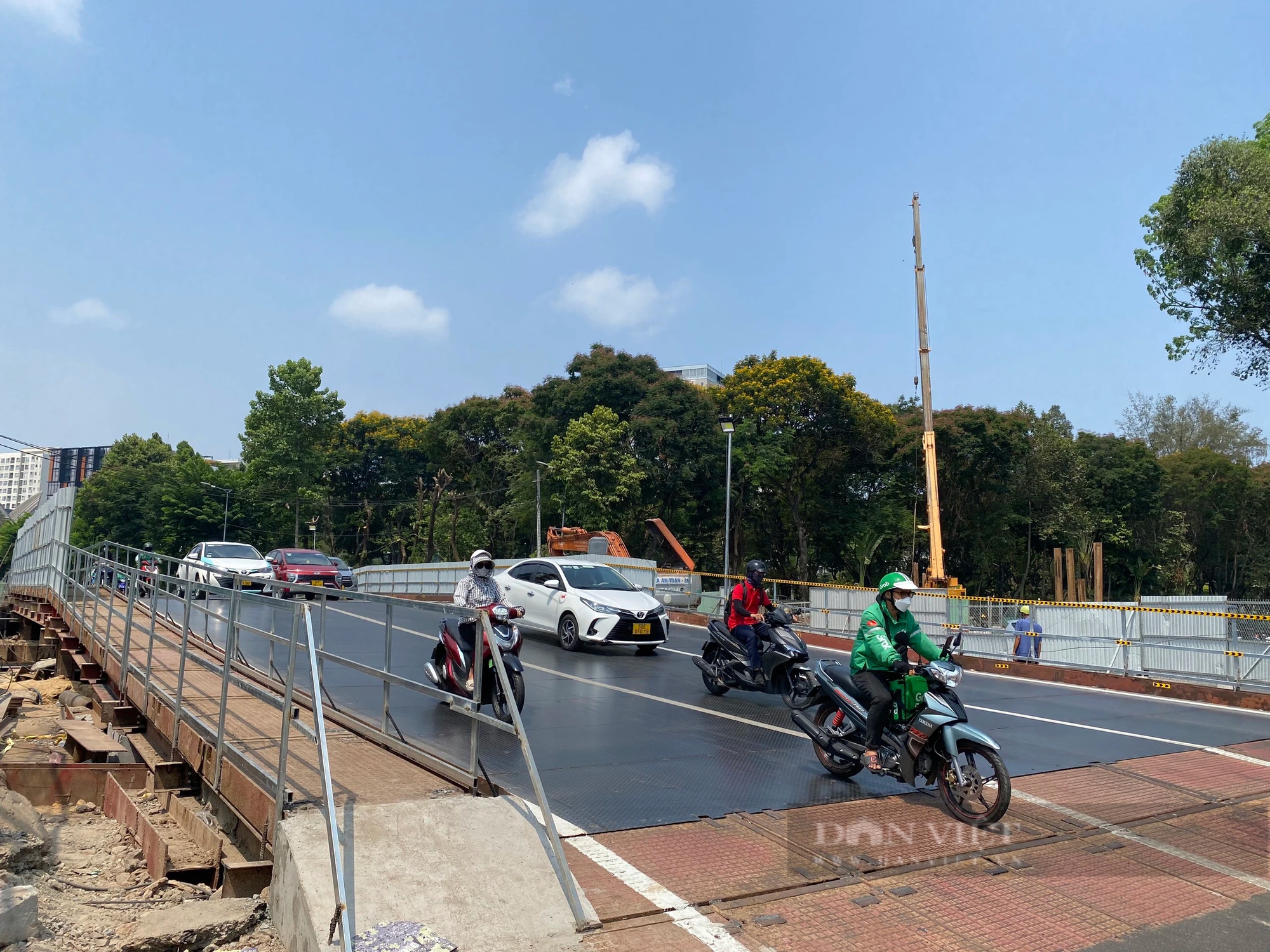 Ngày đầu thông xe cầu vượt tạm tại cửa ngõ sân bay Tân Sơn Nhất - Ảnh 5.