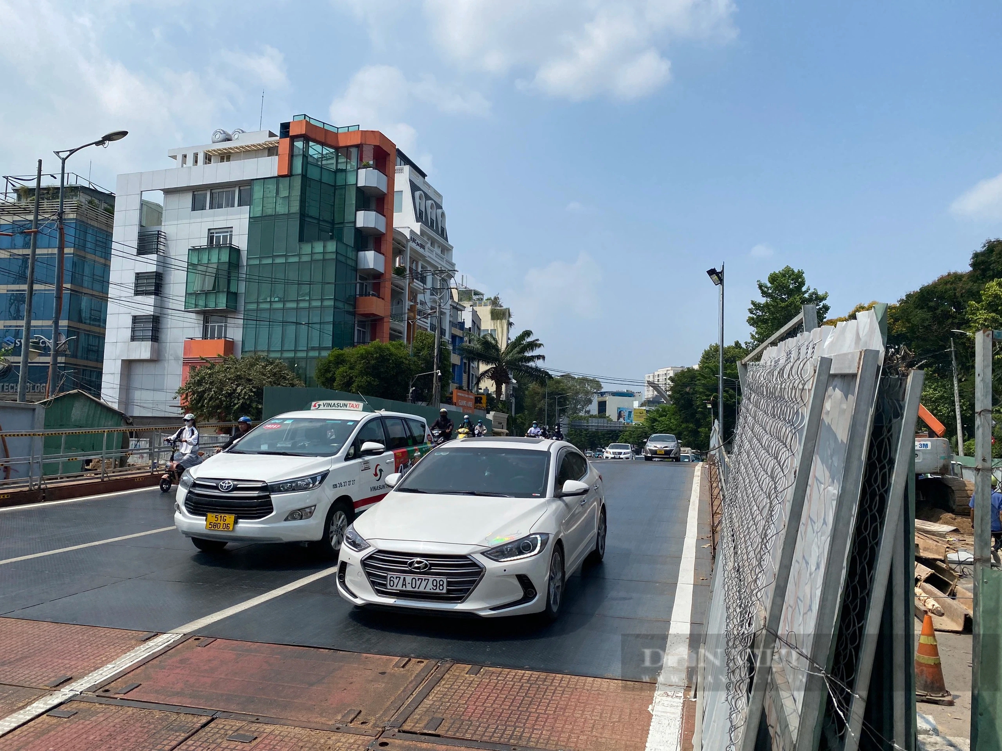 Ngày đầu thông xe cầu vượt tạm tại cửa ngõ sân bay Tân Sơn Nhất - Ảnh 6.