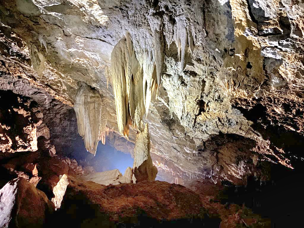 Phát hiện 22 hang động mới "đẹp lung linh" tại Quảng Bình             - Ảnh 1.