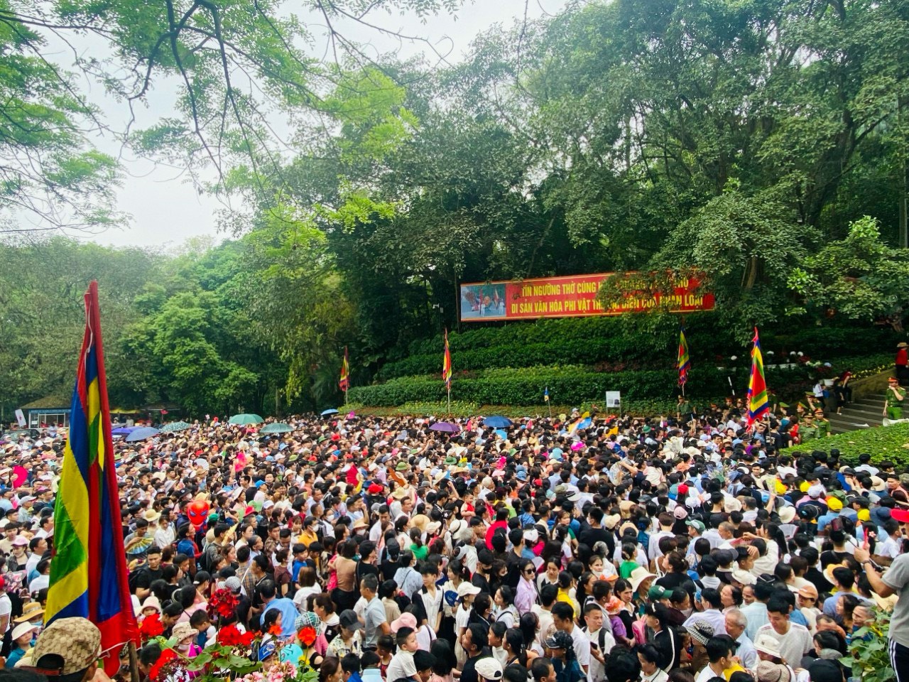 Chưa chính lễ, Phú Thọ đã đón gần 1,5 triệu lượt khách về trẩy hội Đền Hùng - Ảnh 1.