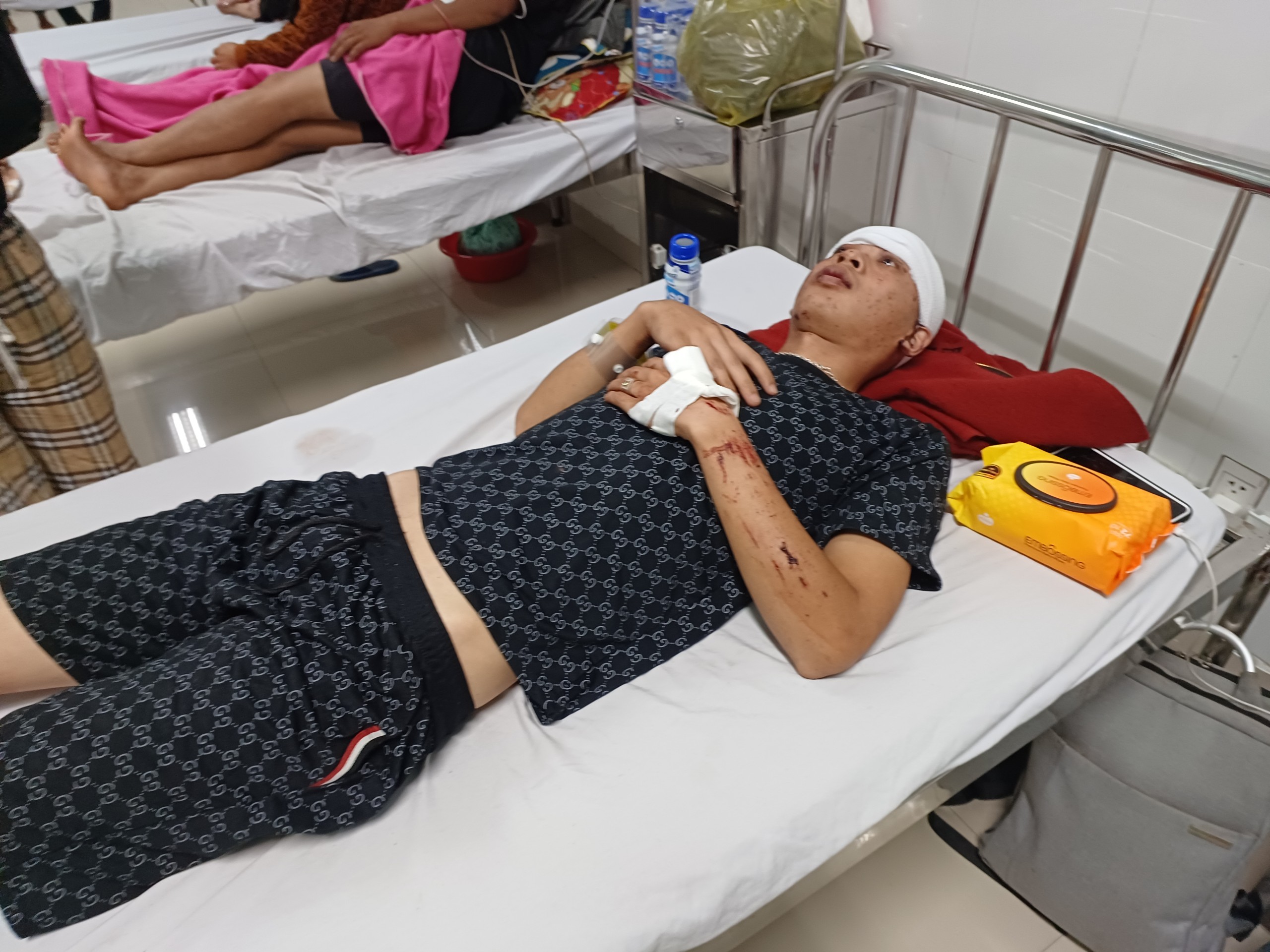 Tai nạn trên Quốc lộ 24 qua Kon Tum: Cặp vợ chồng bác sĩ cứu người bị nạn trên đường đi công tác- Ảnh 2.
