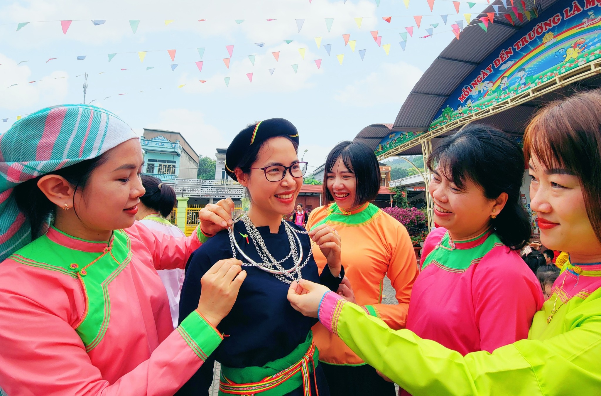 Rực rỡ sắc màu “Tuần lễ trang phục truyền thống các dân tộc” ở Lào Cai- Ảnh 6.