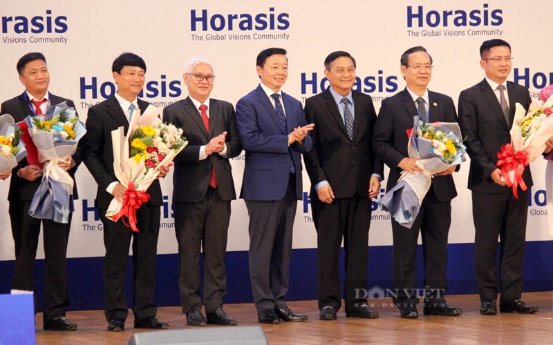 Phó Thủ tướng Chính phủ Trần Hồng Hà chúc mừng Diễn đàn hợp tác kinh tế Horasis Trung Quốc 2024. Ảnh: Nguyên Vỹ