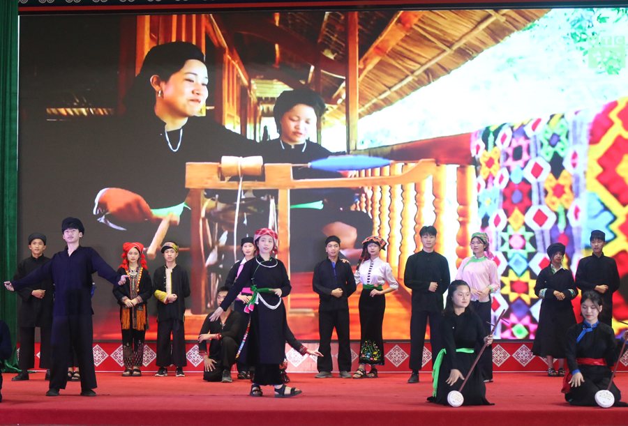 Rực rỡ sắc màu “Tuần lễ trang phục truyền thống các dân tộc” ở Lào Cai- Ảnh 2.